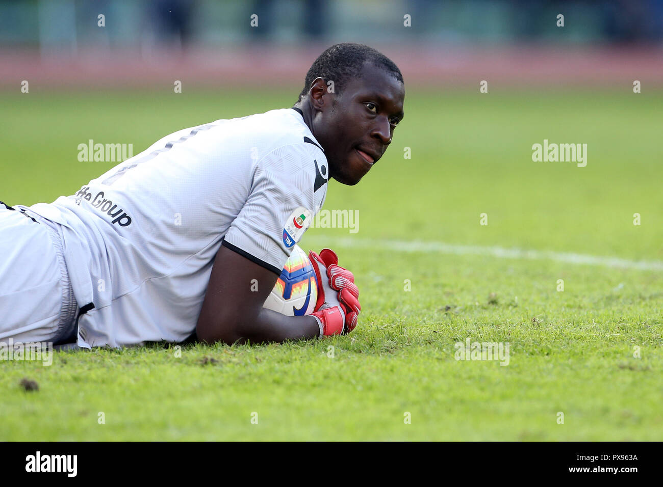 Stadio Olimpico, Rome, Italy. 20th Oct, 2018. Serie A Football, Roma versus Spal; goalkeeper Alfred Gomis of Spal lies on the field as he blocks the ball Credit: Action Plus Sports/Alamy Live News Stock Photo