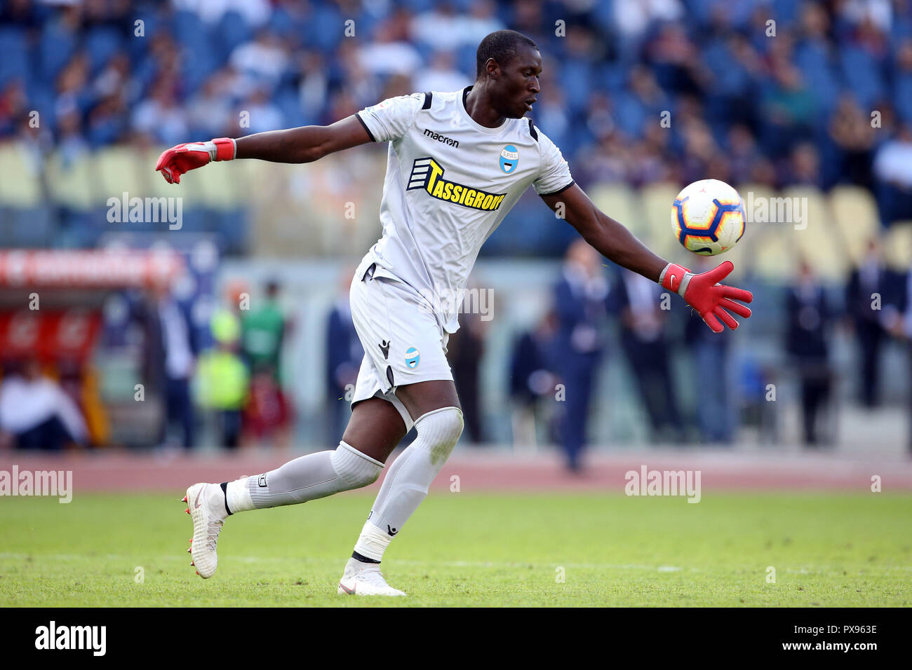 Stadio Olimpico, Rome, Italy. 20th Oct, 2018. Serie A Football, Roma versus Spal; Alfred Gomis of Spal puts the ball back into play Credit: Action Plus Sports/Alamy Live News Stock Photo