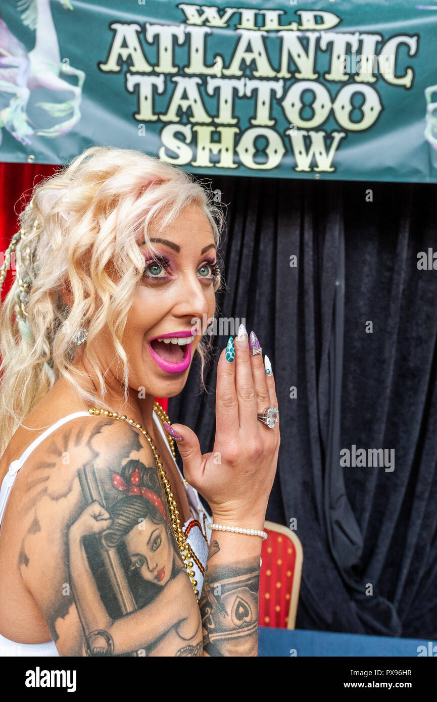 Skibbereen, West Cork, Ireland. 20th Oct, 2018. Pole Dancer Racheal Palmer from Galway, dressed as a mermaid, strikes a pose during the tattoo show. The show has been attended by many tattooists from across Ireland and the North. The event finishes tomorrow. Credit: Andy Gibson/Alamy Live News. Stock Photo