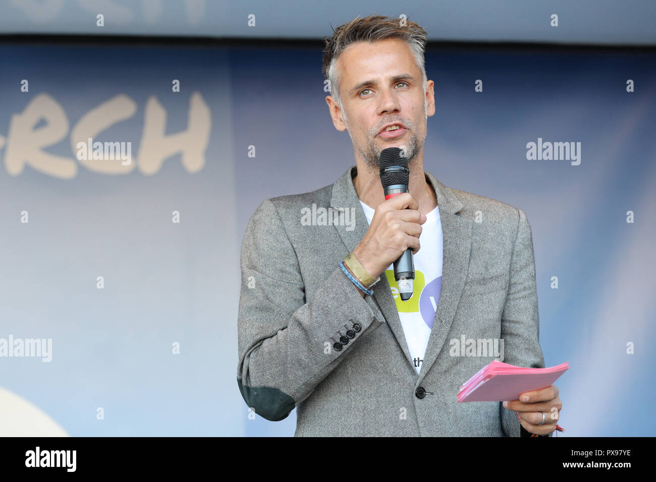 Parliament Square, London, UK, 20th Oct 2018. Presenter Richard Bacon speaks.  The People’s Vote March demands a final vote on the Brexit deal. It makes its way through Central London and ends with a rally and speeches in Parliament Square. The march is organised by the People’s Vote campaign and attended by many different groups and organisations. Credit: Imageplotter News and Sports/Alamy Live News Stock Photo