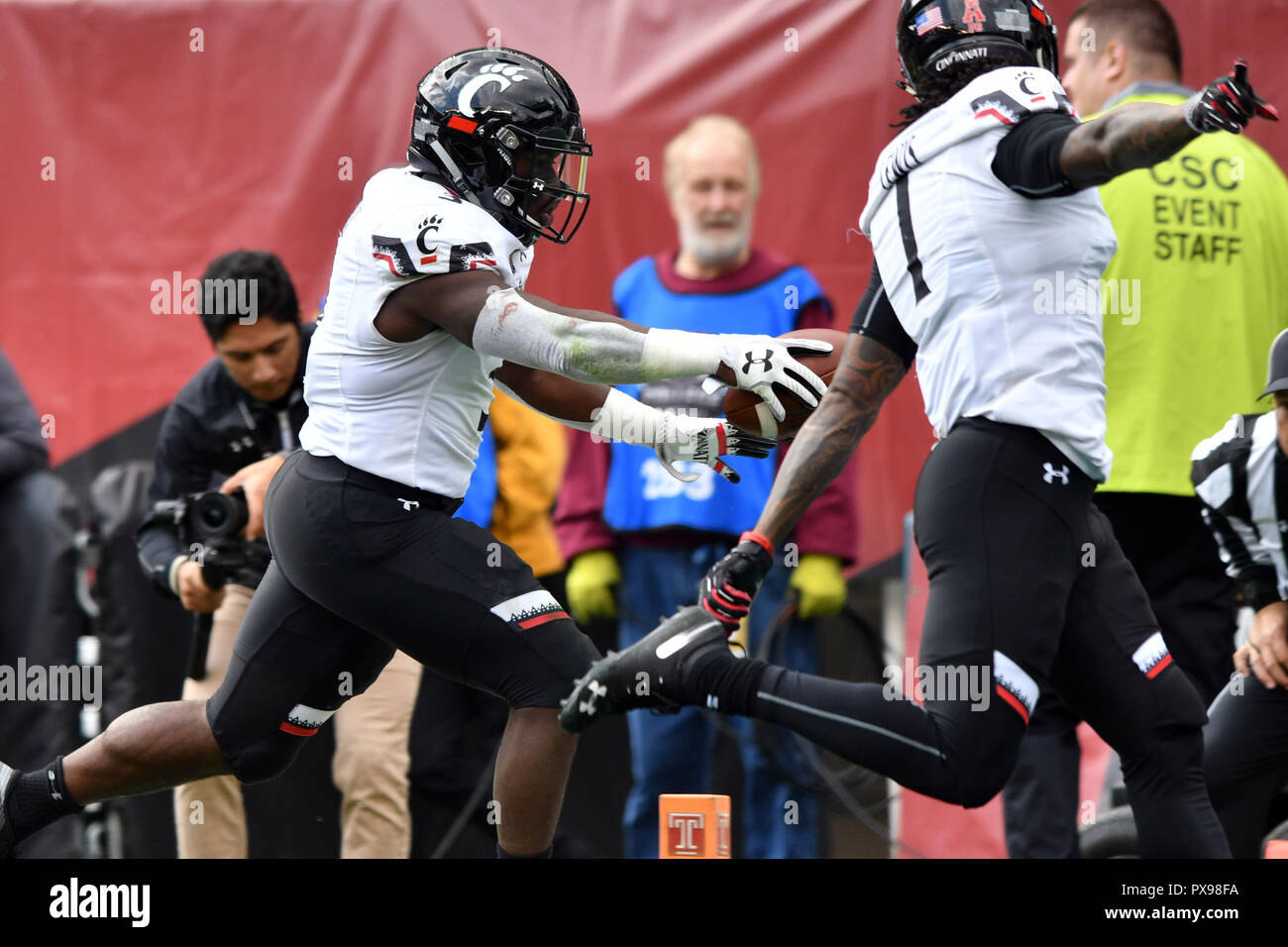 Philadelphia, Pennsylvania, USA. 20th Oct, 2018. Cincinnati Bearcats running back MICHAEL WARREN II (3) scores a rushing touchdown during the American Athletic Conference football game played at Lincoln Financial Field in Philadelphia. Temple leads Cincinnati 10-7 in the first half. Credit: Ken Inness/ZUMA Wire/Alamy Live News Stock Photo