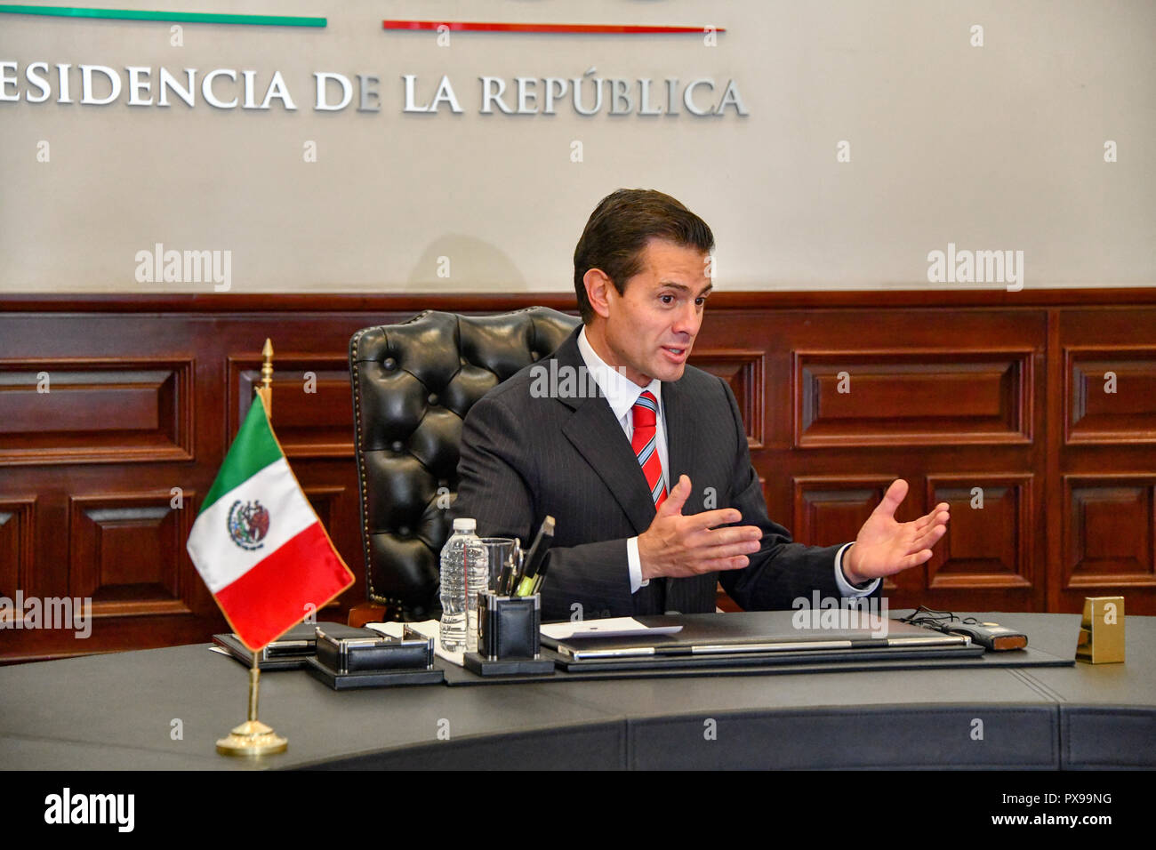 Mexico. 21st Oct, 2018. Mexico. 19th Oct, 2018. Mexican President Enrique Pena Nieto during a meeting with U.S. Secretary of State Mike Pompeo on immigration and the refugee caravan at Los Pinos October 19, 2018 in Mexico City, Mexico. Credit: Planetpix/Alamy Live News Stock Photo