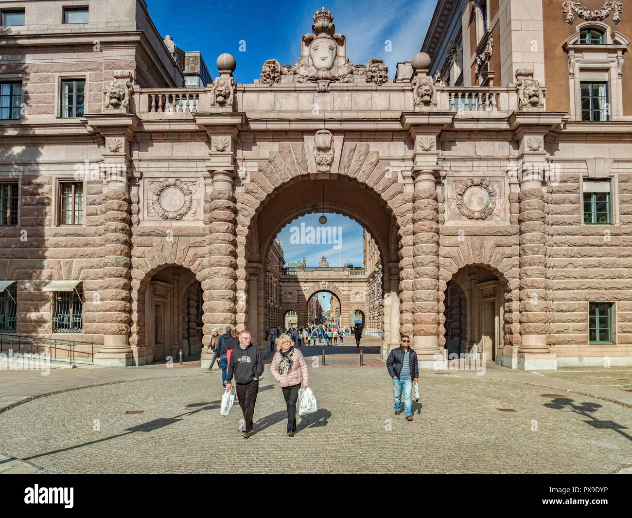 18 September 2018: Stockholm, Sweden - Shoppers after coming through the arches of the Parliament building, the Sveridges Rikstad. Beyond the arches i Stock Photo