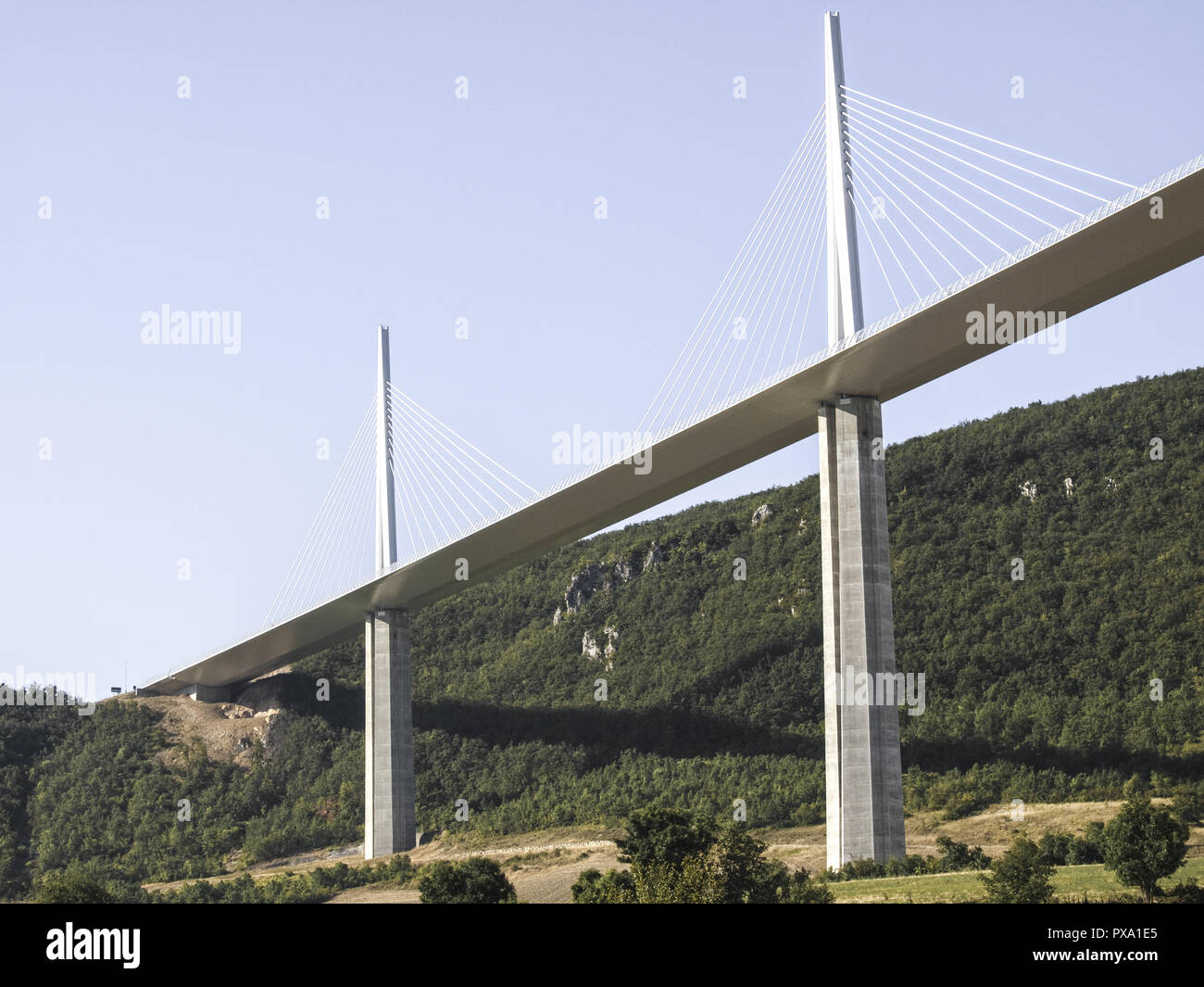 viaduc-de-millau-highest-highway-brigde-of-the-world-architect-sir