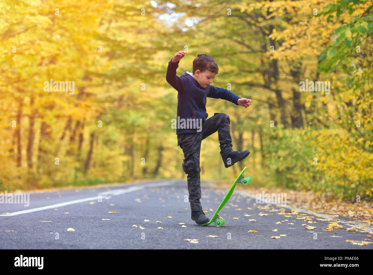 Girl skateboarder doing tricks hires stock photography and images Alamy
