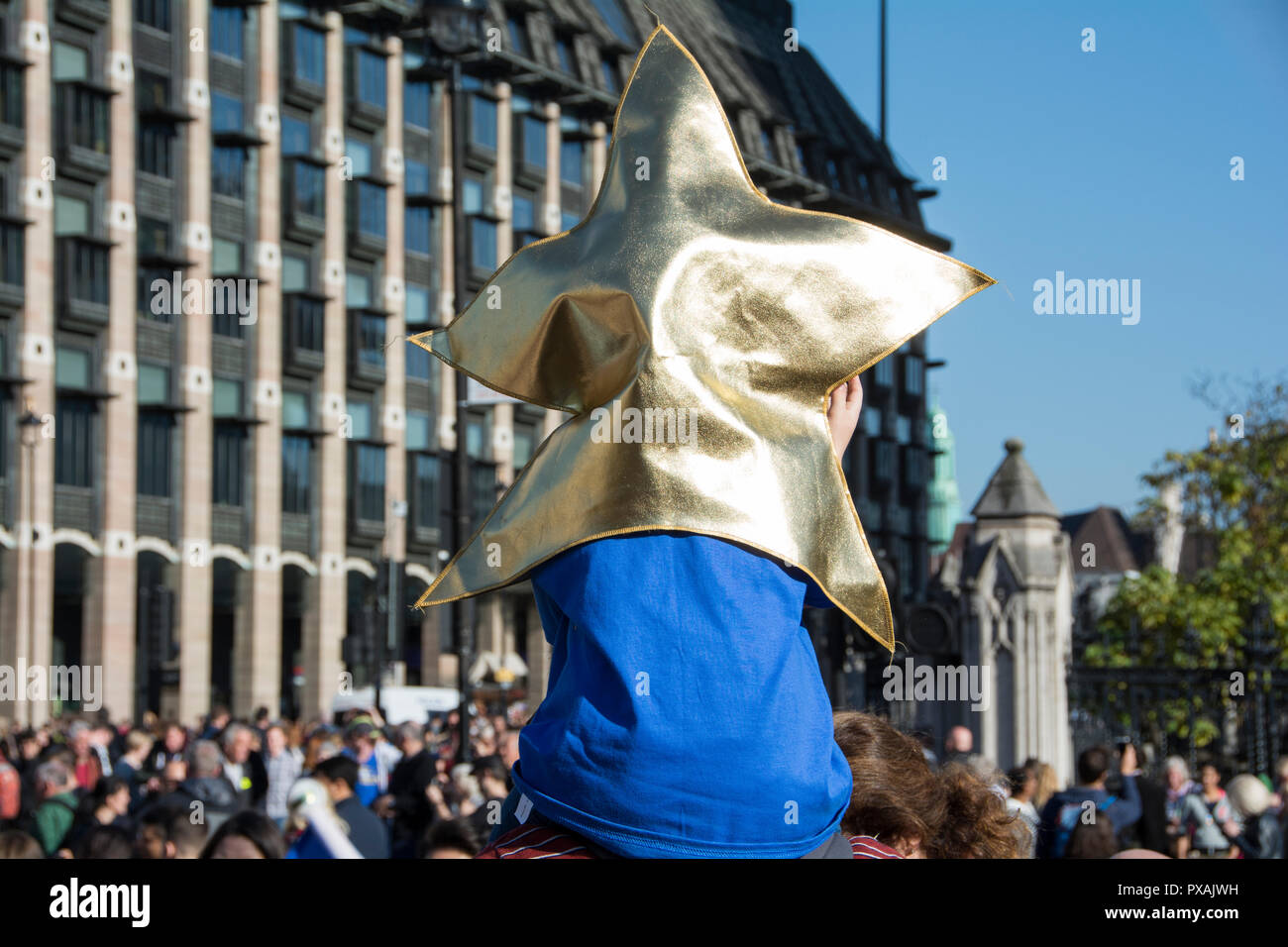 London, England, UK. 20 October, 2018.  A star is born! More than 700,000 people took part in the People's Vote march © Benjamin John/ Alamy Stock Photo