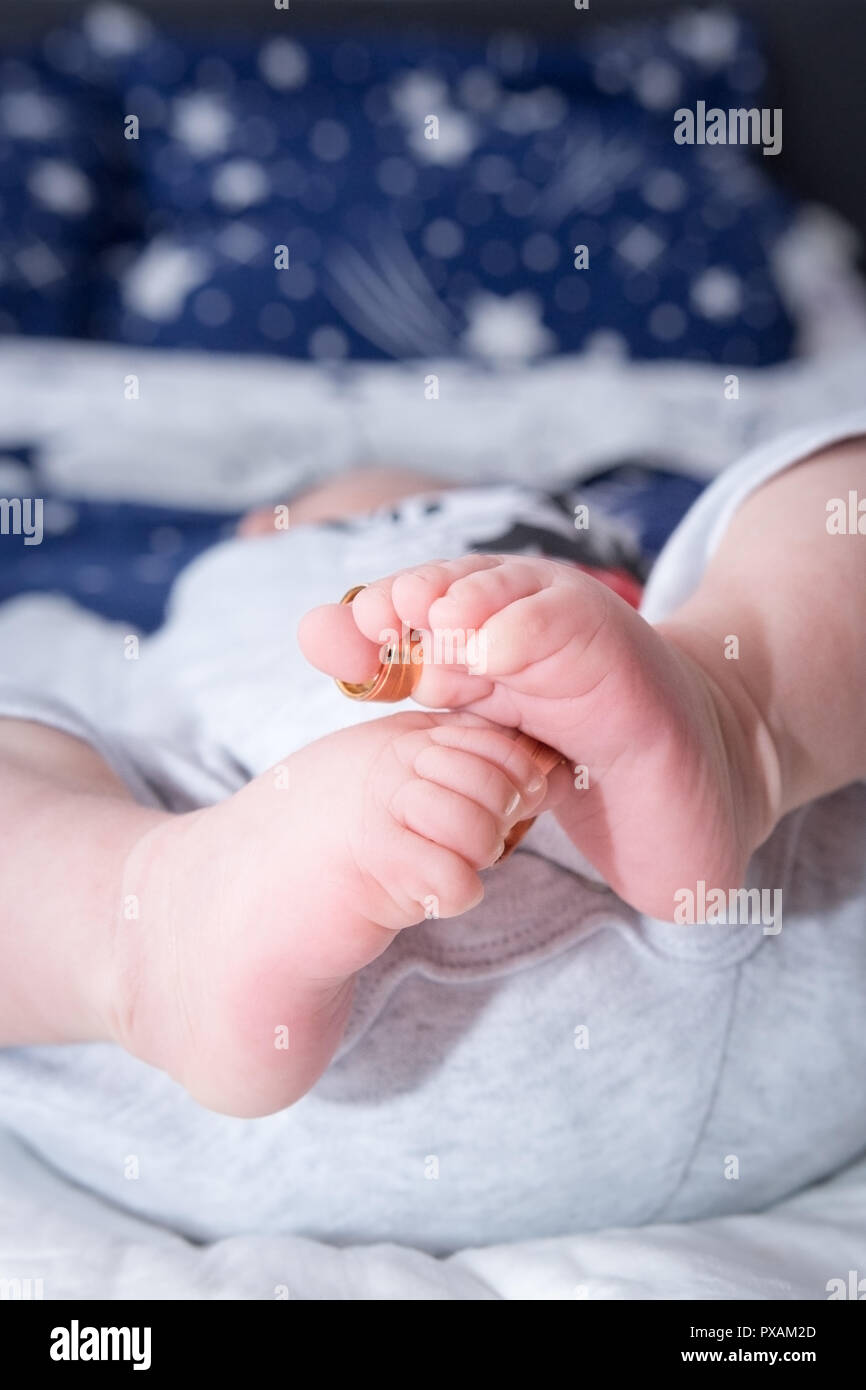 Feet of newborn baby barefoot Stock Photo Alamy