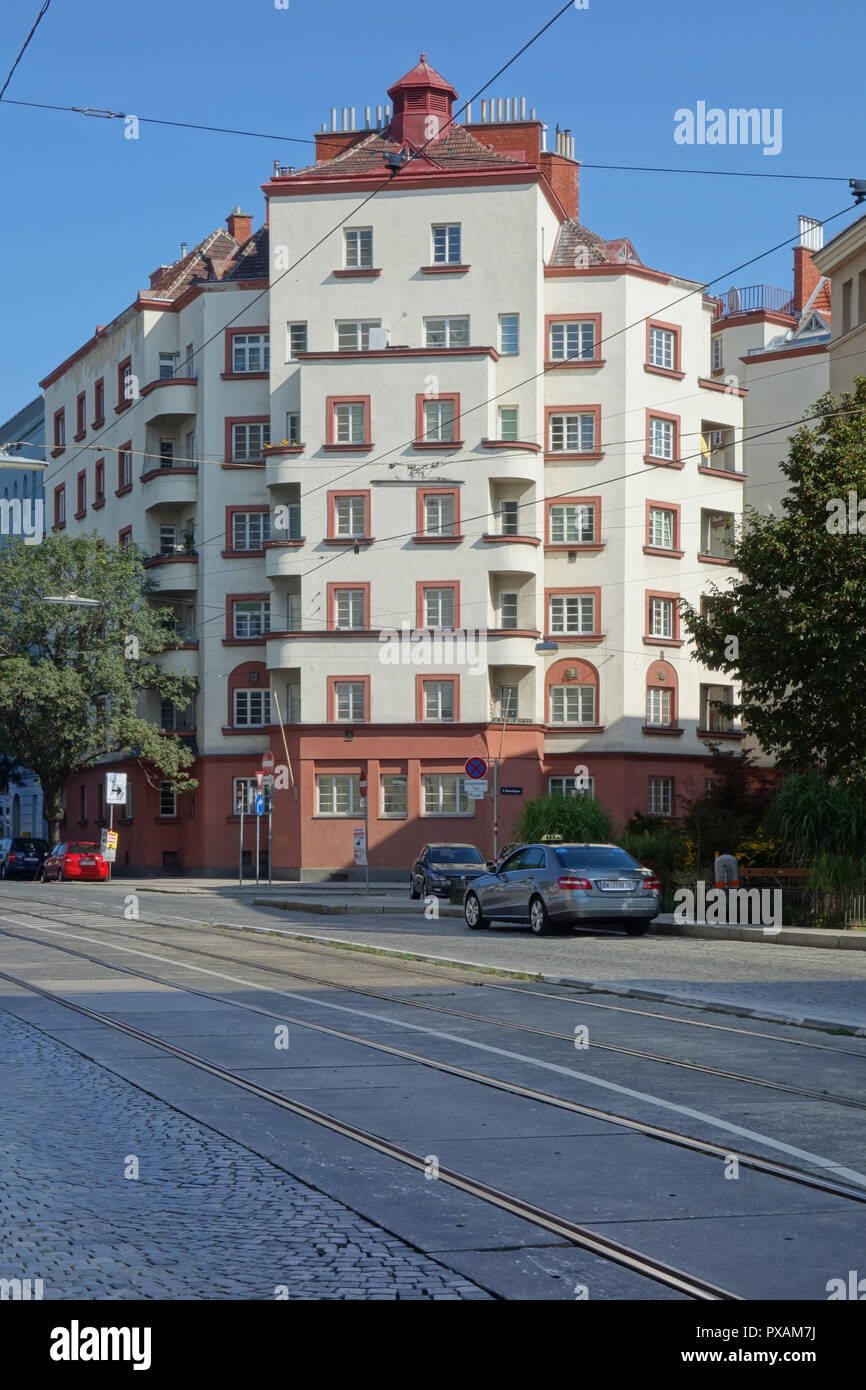 Wien, Gemeindebau des 'Roten Wien' - Vienna, Council Tenement Block, 'Red Vienna', Marinelligasse 1, Leopold Schulz 1926 Stock Photo