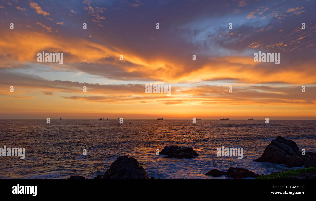 Ships on the horizon sunset hi-res stock photography and images - Alamy