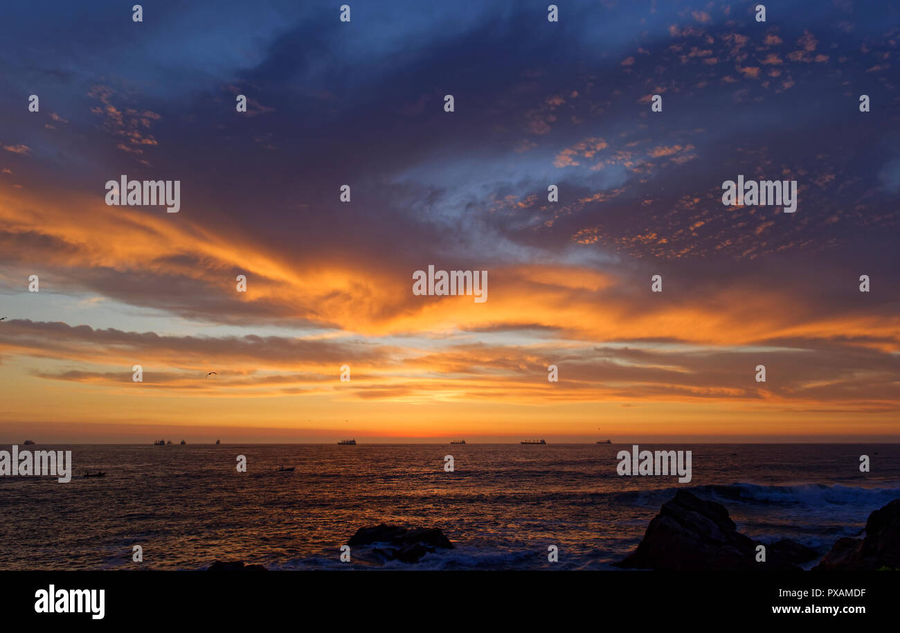 Ships on the horizon sunset hi-res stock photography and images - Alamy