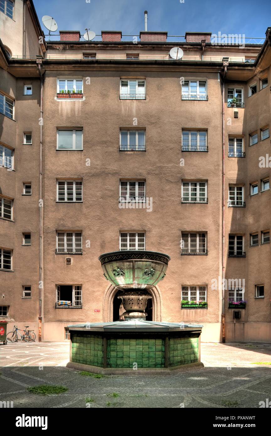 Wien, Gemeindebau des 'Roten Wien' - Vienna, Council Tenement Block, 'Red  Vienna', Vogelweidhof, Wurzbachgasse 2–8, Leopold Bauer 1927 Stock Photo -  Alamy