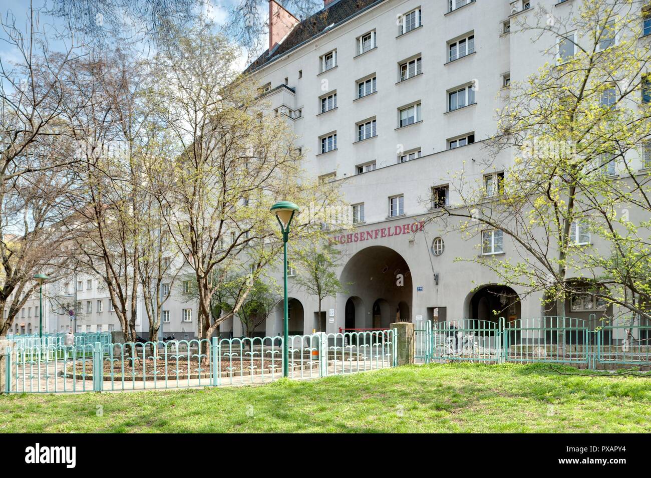 Wien, Gemeindebau des 'Roten Wien' - Vienna, Council Tenement Block, 'Red Vienna', Fuchsenfeldhof, Längenfeldgasse 68, Heinrich Schmid und Hermann Aic Stock Photo