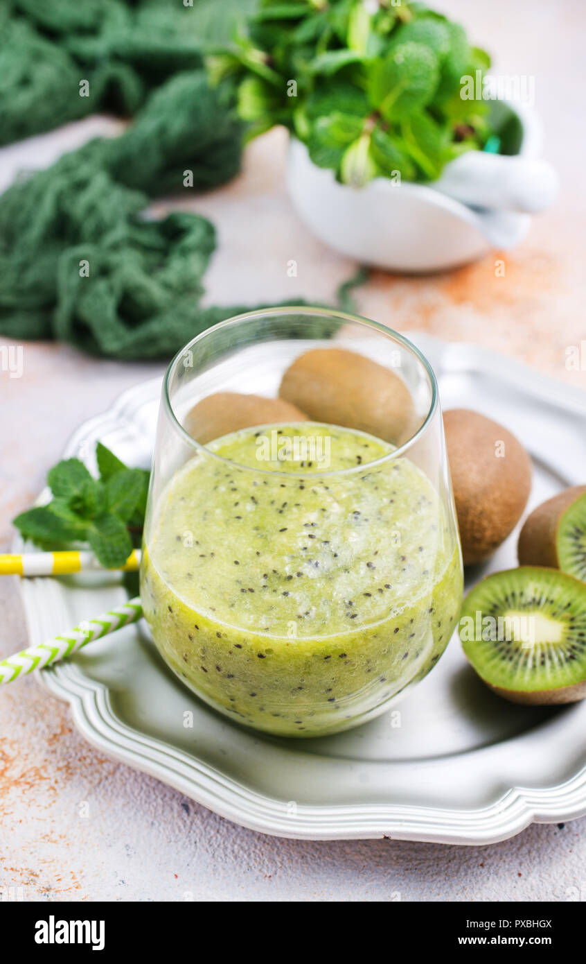 Kiwi smoothies, fruit juices and fruit kiwi. Drink in the morning for ... Kiwi smoothies, fruit juices and fruit kiwi. Drink in the morning for ...