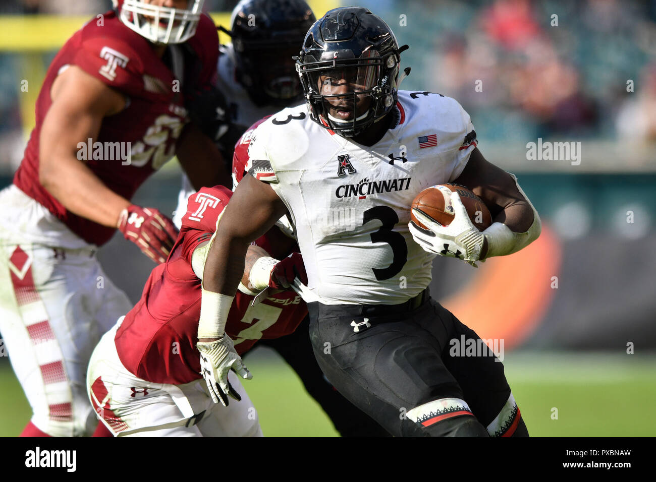 Philadelphia, Pennsylvania, USA. 20th Oct, 2018. Cincinnati Bearcats running back MICHAEL WARREN II (3) runs with the ball during the American Athletic Conference football game played at Lincoln Financial Field in Philadelphia. Temple beat #20 Cincinnati 24-17 in overtime. Credit: Ken Inness/ZUMA Wire/Alamy Live News Stock Photo