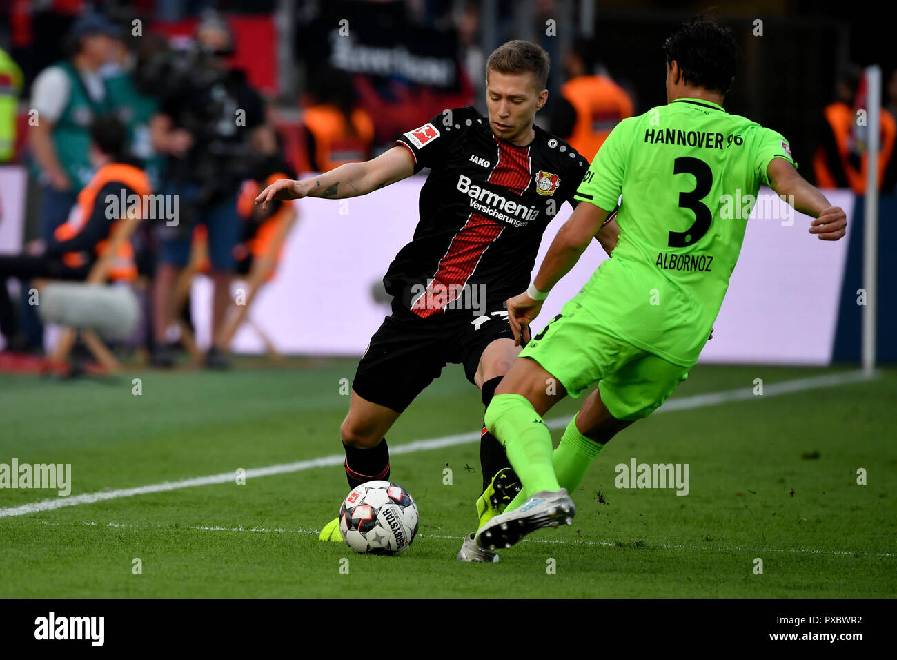 Leverkusen, Germany. 20th Oct, 2018. Mitchell Weiser (L) of Bayer 04 Leverkusen vies with Miiko Albornoz of Hannover 96 during a German Bundesliga match between Bayer 04 Leverkusen and Hannover 96 in Leverkusen, Germany, on Oct. 20, 2018. The match ended with a 2-2 draw. Credit: Joachim Bywaletz/Xinhua/Alamy Live News Stock Photo