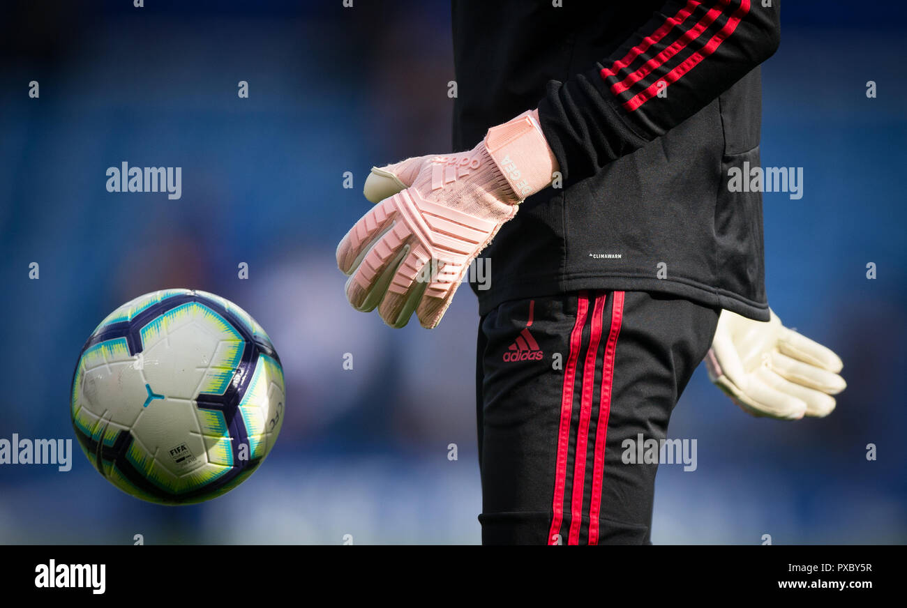 London, UK. 20th Oct 2018. London, UK. 20th Oct 2018. London, UK. 20th Oct,  2018. The Pink Adidas Predator Galkeeping glove of Goalkeeper David De Gea  of Man Utd during the Premier