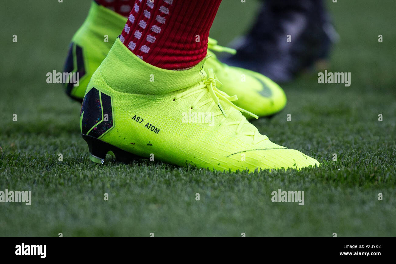 London, UK. 20th Oct 2018. London, UK. 20th Oct 2018. London, UK. 20th Oct, 2018. The Nike football boots of Alexis S‡nchez of Man Utd his dogs name