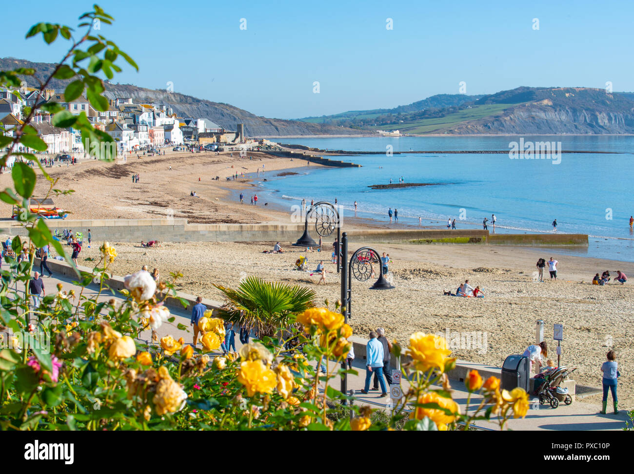 Lyme Regis, Dorset, UK. 21st October 2018.  UK Weather:  Unseasonably warm weekend sunshine and clear blue skies at Lyme Regis. Britain enjoys one last sunny weekend before chillier, wintery conditions arrive and temperatures plummet later in the week. Credit: Celia McMahon/Alamy Live News Stock Photo