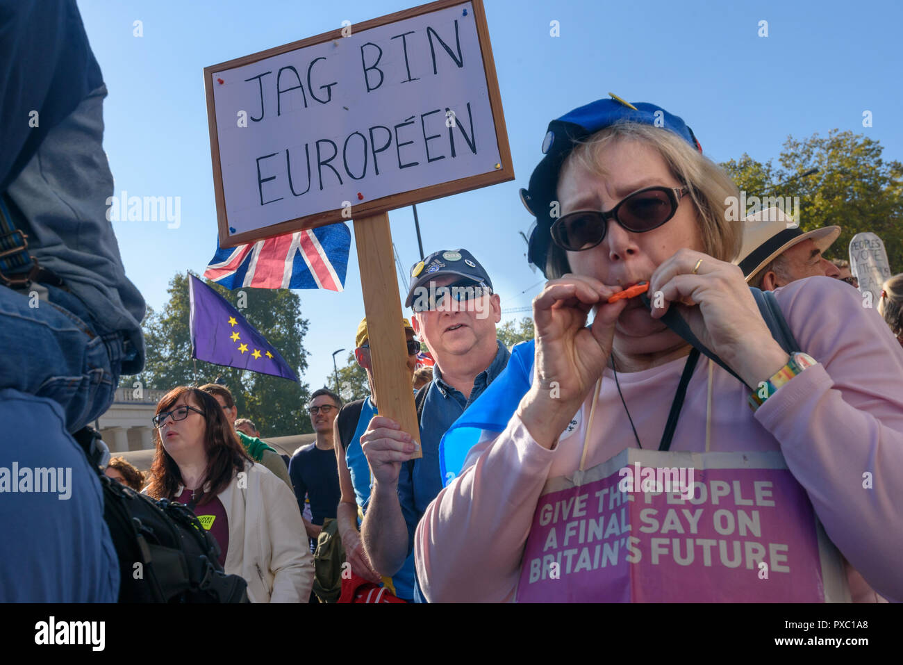 London, UK. 20th October 2018. People with placards, banners and flags on the People's Vote March calling for a vote to give the final say on the Brexit deal or failure to get a deal as the march leaves Hyde Park Corner. They say the new evidence which has come out since the referendum makes it essential to get a new mandate from the people to leave the EU. Peter Marshall/Alamy Live News Stock Photo