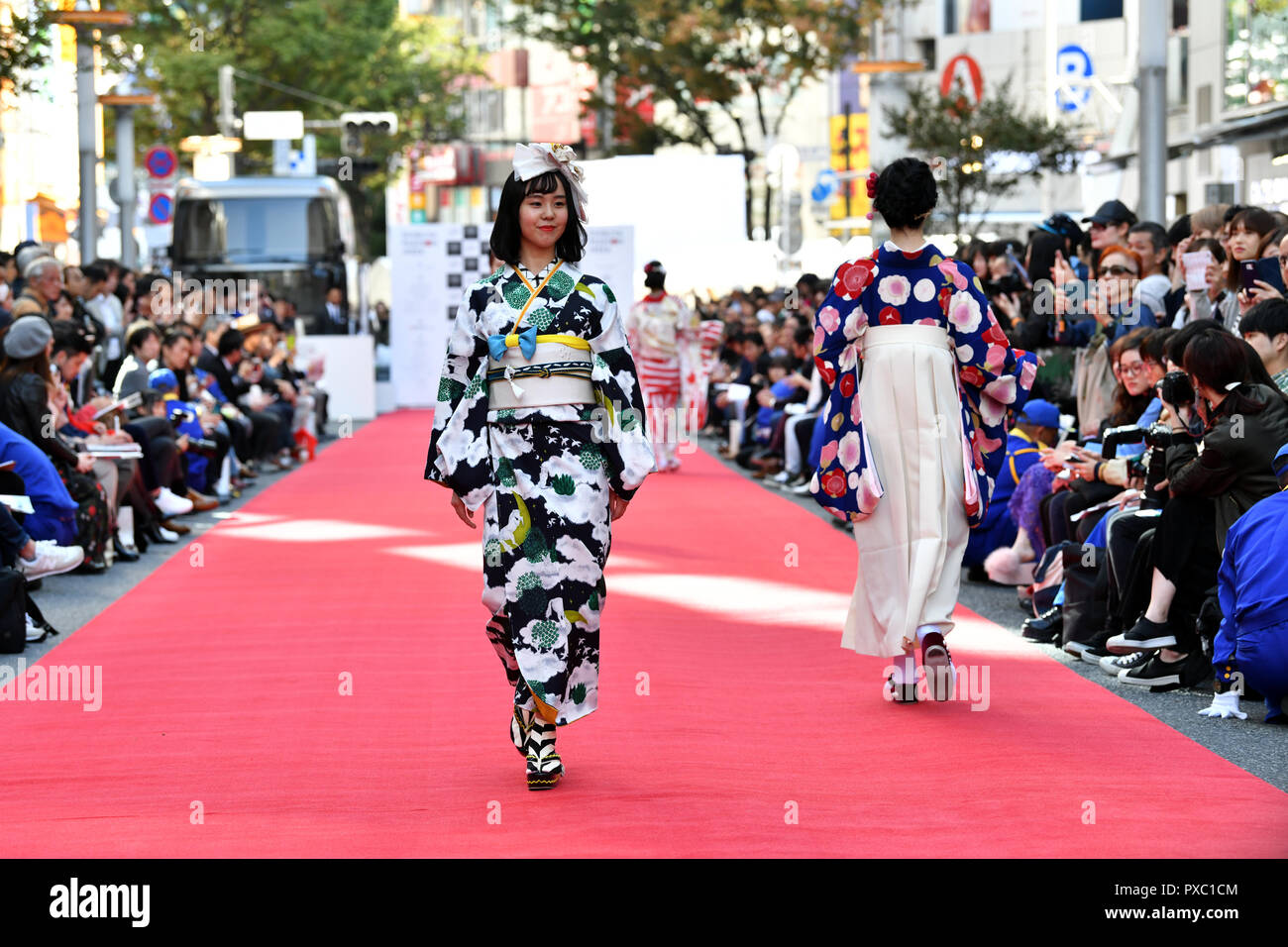 Tokyo, Japan.  21st Oct, 2018. Shibuya Runway, a fashion show gets underway in the street of Tokyos fashionable Shibuya on the final day of Shibuya Fashion Week on Sunday, October 21, 2018. The 11-day campaign was held biannually to promote Shibuya and the unique culture of the upscale town with the help of up-and-coming young designers and staff members working in the areas shops. Credit: Natsuki Sakai/AFLO/Alamy Live News Stock Photo