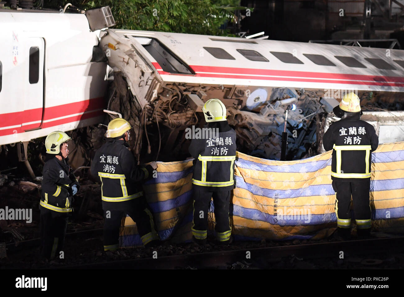 Yilan, China. 21st Oct, 2018. shows the rescuing site of the train derailment accident in Yilan County, southeast China's Taiwan. At least 17 people died and another 120 injured as of 7 p.m. Sunday local time, after a passenger train derailed in Taiwan on Sunday afternoon, according to the island's railway authority. The Puyuma Express No. 6432 bound for Taitung from Shulin Station with 366 passengers on board derailed at 4:50 p.m. local time at Su'aoxin Station in Yilan County. Credit: Xinhua/Alamy Live News Stock Photo