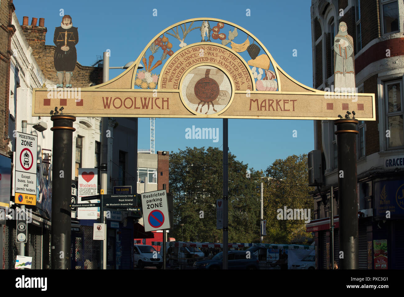 London, UK. 21st October 2018. Entrance to Woolwich Market opens in Beresford Square from today, each Sunday of the year from 9am to 5pm, bringing about 40 independent traders of mixed vintage, crafts, jewellery, gifts, arts, hidden gems, street food and live music to the centre of the town.  Credit: Joe Kuis / Alamy Live News Stock Photo