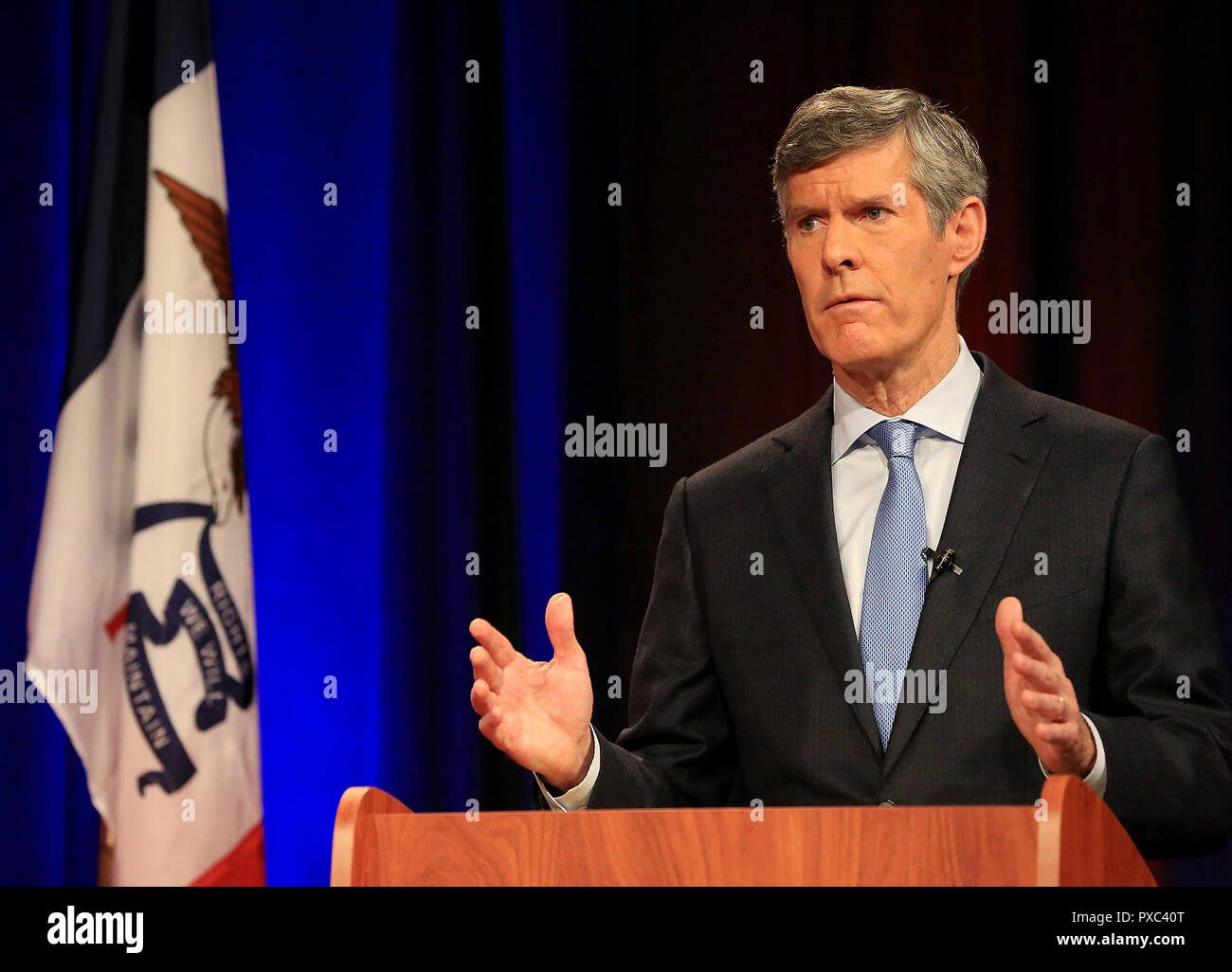 Davenport, Iowa, USA. 21st Oct, 2018. Democratic candidate for Governor Fred Hubbell responds to a question during the last of three debates Sunday morning, October 21, 2018 in the KWQC studios in Davenport, Iowa. Credit: Kevin E. Schmidt/Quad-City Times/ZUMA Wire/Alamy Live News Stock Photo