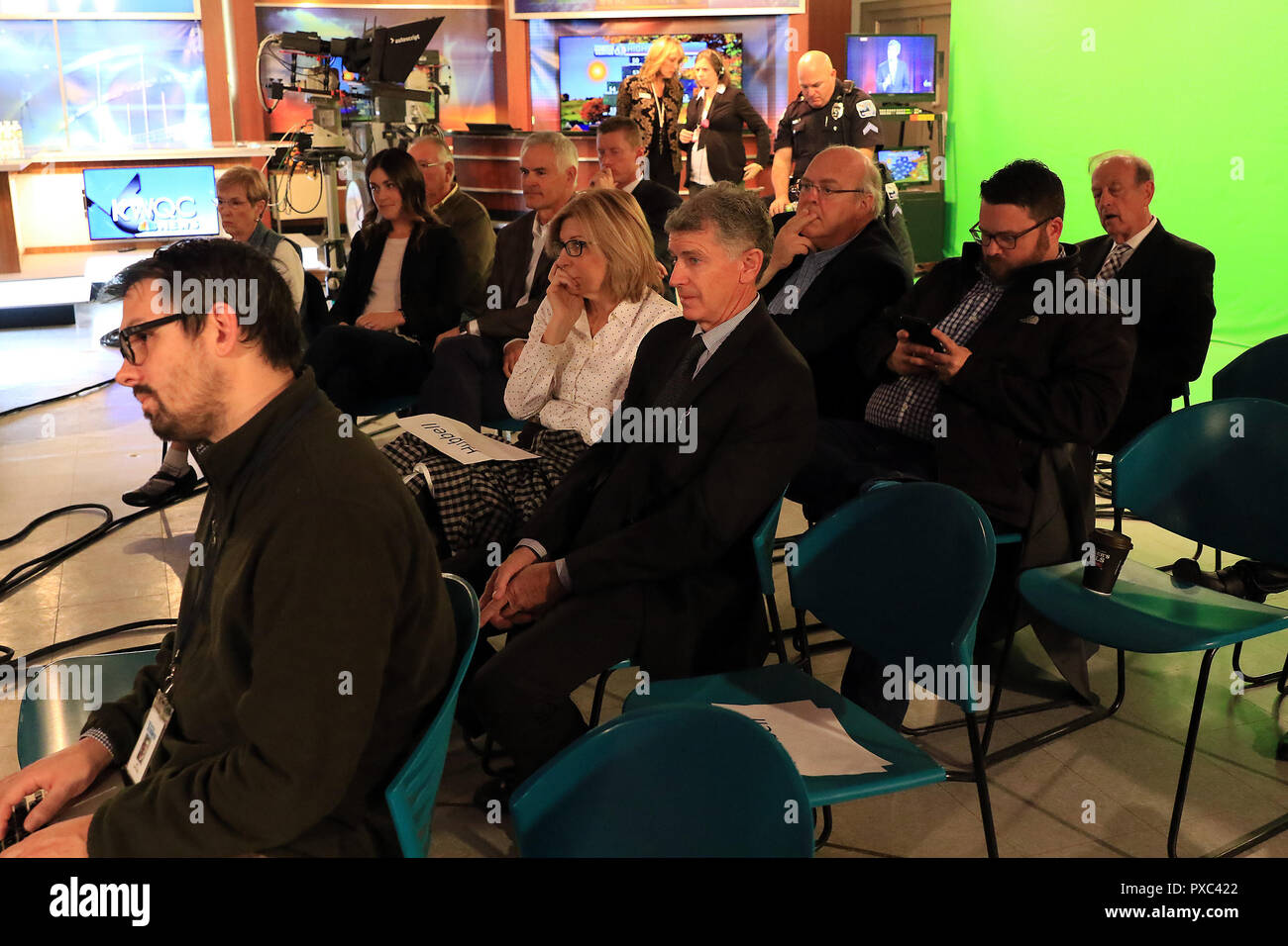 Davenport, Iowa, USA. 21st Oct, 2018. Friends and family listen as Iowa Governor Kim Reynolds and democratic candidate Fred Hubbell debate Sunday morning, October 21, 2018 in the KWQC studios in Davenport, Iowa. Credit: Kevin E. Schmidt/Quad-City Times/ZUMA Wire/Alamy Live News Stock Photo
