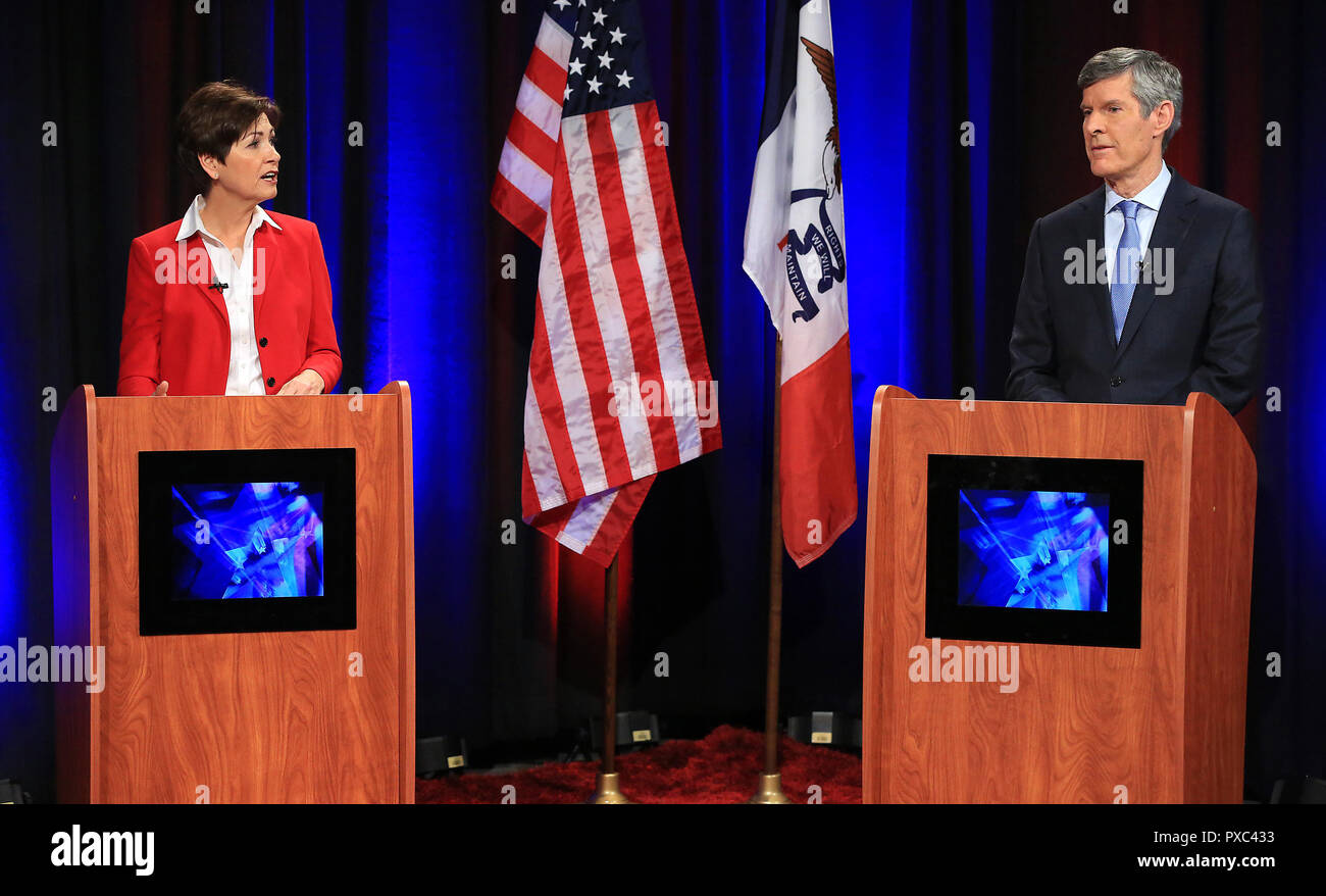 Davenport, Iowa, USA. 21st Oct, 2018. Iowa Governor Kim Reynolds and democratic candidate Fred Hubbell debate Sunday morning, October 21, 2018 in the KWQC studios in Davenport, Iowa. Credit: Kevin E. Schmidt/Quad-City Times/ZUMA Wire/Alamy Live News Stock Photo