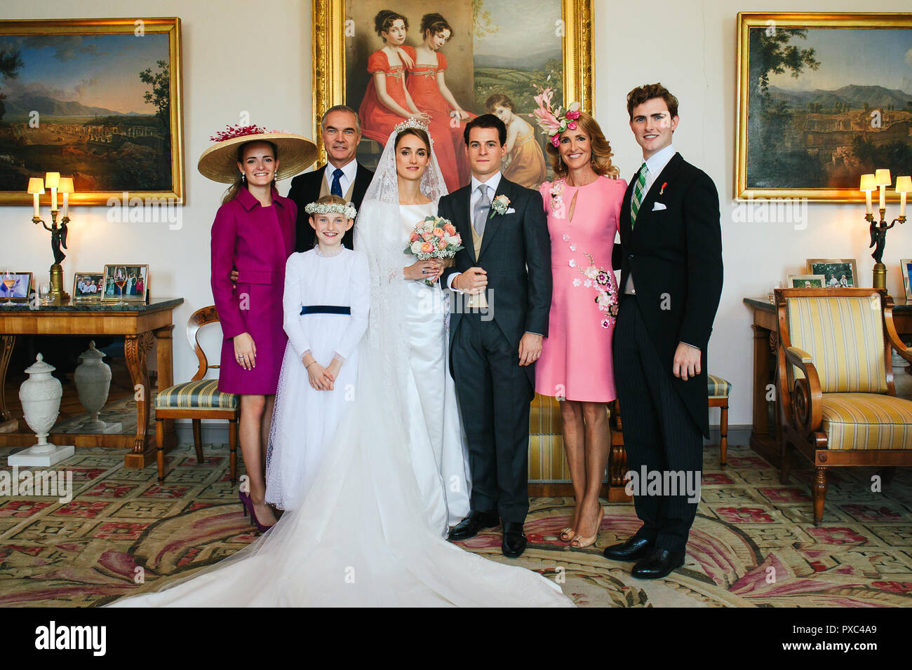 HANDOUT - 20 October 2018, Bavaria, Tegernsee: Duchess Pauline of Wuerttemberg (left to right), the bride's father, Duke Philipp of Wuerttemberg, Duchess Anna of Wuerttemberg, the Bride Countess Sophie d'Andigne (born Duchess Sophie von Wuerttemberg), groom Count Maximilien d'Andigne, the bride's mother Duchess Marie-Caroline of Wuerttemberg and Duke Carl Theodor of Wuerttemberg posing for the wedding photo. Sophie Duchess of Wuerttemberg married the French nobleman Maximilian d'Andigné on 20 October 2018 at the Tegernsee. (Handout provided on 21 October 2018) Photo: Volvoretta Bodas/Herz Stock Photo