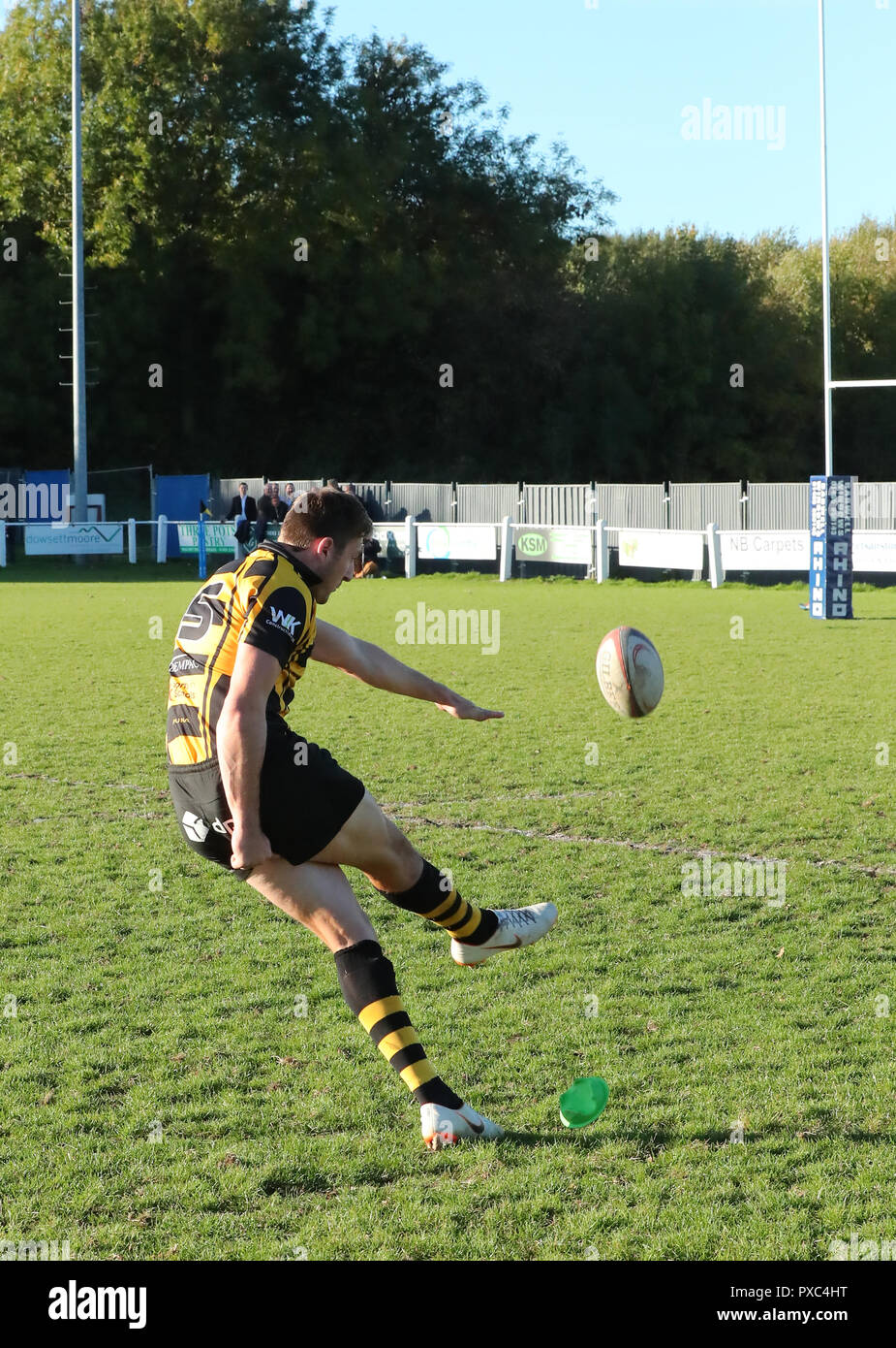 20.10.2018 Hinckley, Leicester, England. Rugby Union, Hinckley rfc v Fylde rfc.    Joe Wilson kicks a penalty for Hinckley during the RFU National League 2 North (NL2N) game played at the Leicester  Road Stadium.    © Phil Hutchinson / Alamy Live News Stock Photo