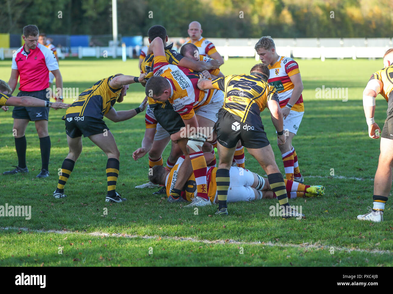 20.10.2018 Hinckley, Leicester, England. Rugby Union, Hinckley rfc v Fylde rfc.  Fylde forwards attack the Hinckley line during the RFU National League 2 North (NL2N) game played at the Leicester  Road Stadium.    © Phil Hutchinson / Alamy Live News Stock Photo