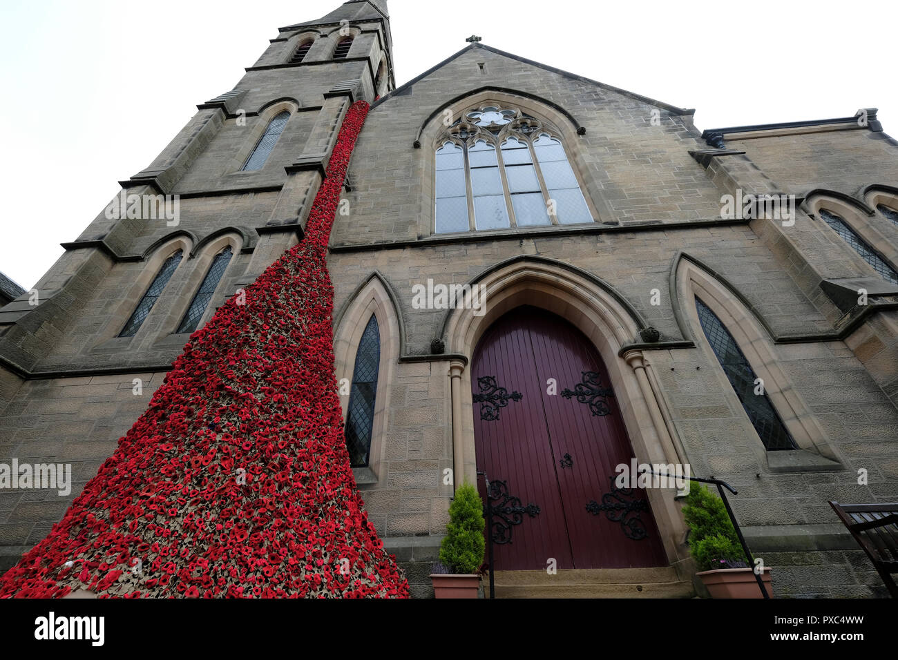 Scotland, UK. 21st Oct 2018.   Knitted Poppy Cascade With nearly 9000 knitted poppies cascading from Selkirk Parish Church tower and several hundred adorning the "Pant Well" in Selkirk Market Place, Selkirk Remembers with the help of the famous Selkirk YarnBombers.  (Photo by Rob Gray / Freelance) Credit: Rob Gray/Alamy Live News Stock Photo