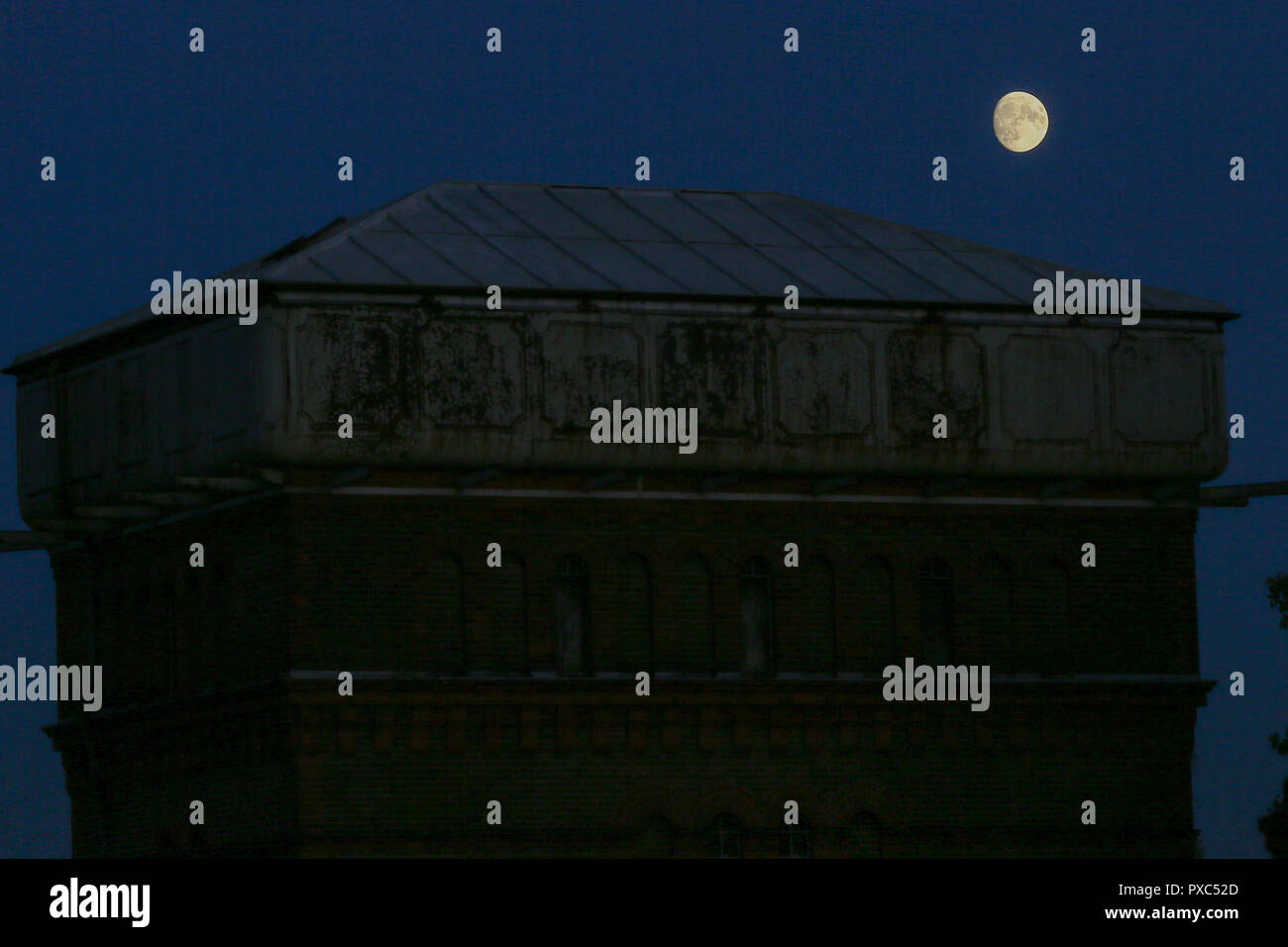 London, UK. 21st Oct 2018. Moon rises over North London after a sunny ...