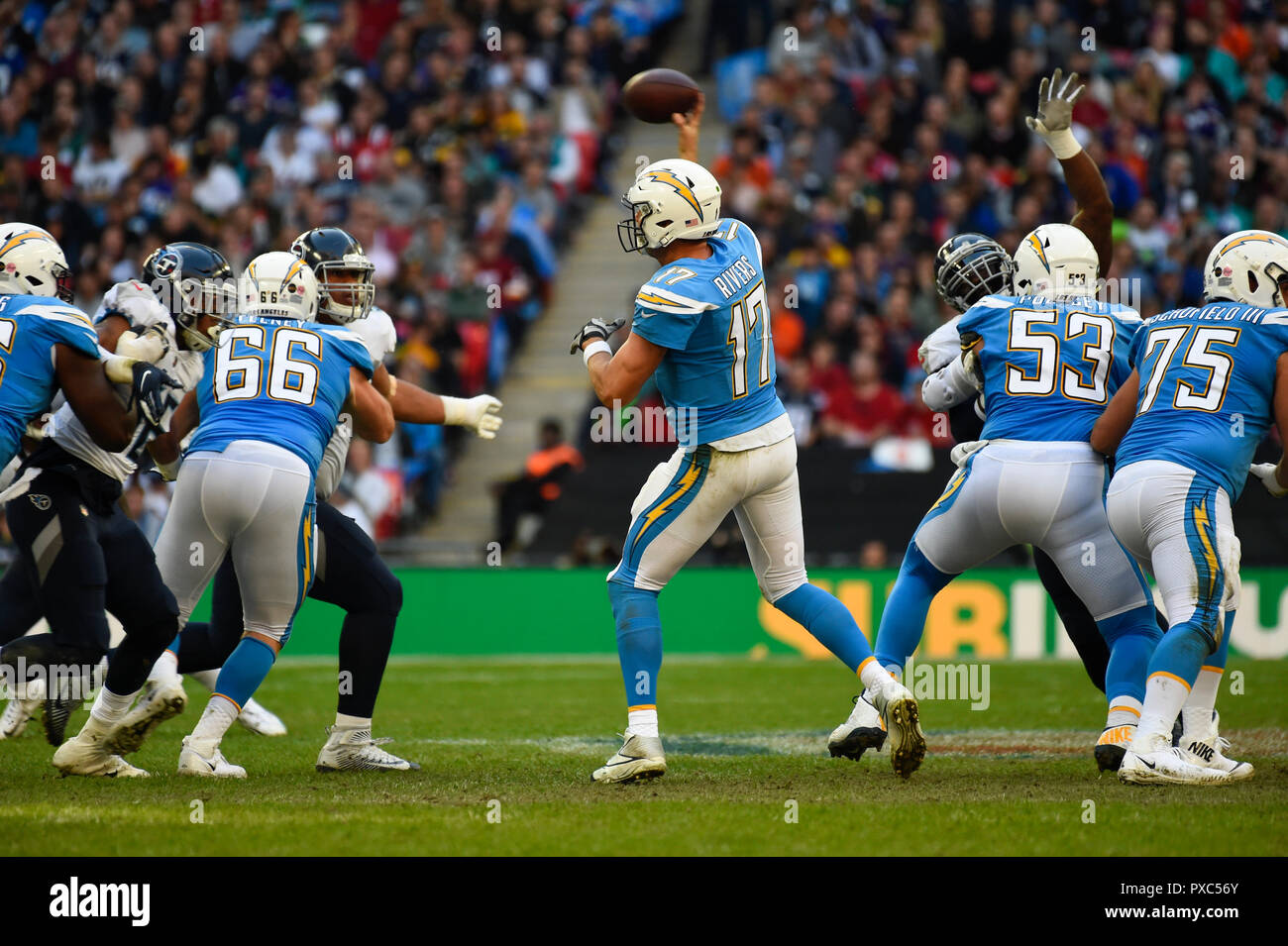 London, UK.  21 October 2018. Quarterback Philip Rivers (17) of the Chargers throws a pass. Tennessee Titans at Los Angeles Chargers NFL game at Wembley Stadium, the second of the NFL London 2018 games. Final score - Chargers 20 Titans 19.  Credit: Stephen Chung / Alamy Live News Stock Photo