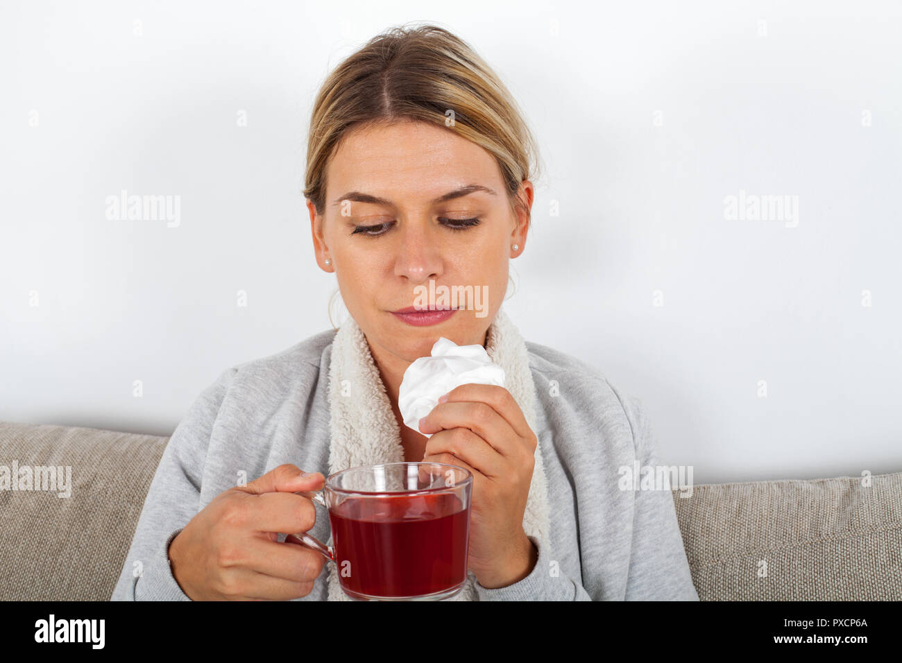 Болит горло пить холодное. Чай для больного. Женщина пьет чай больной. Питье пациента чаем. Девушка болеет и пьет горячий чай.