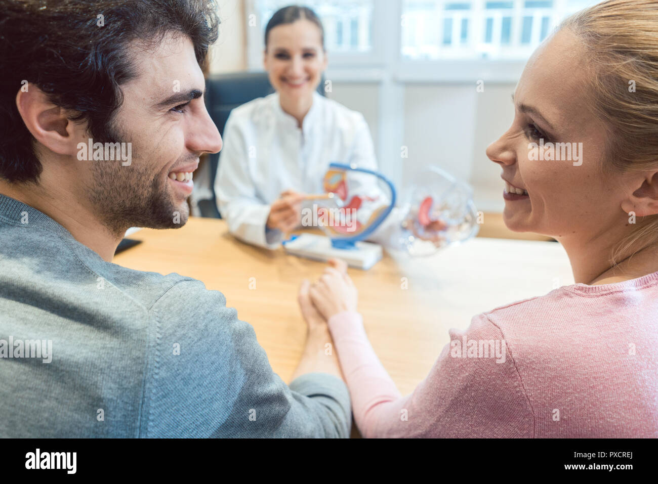 Doctor couple reproductive hi-res stock photography and images - Alamy