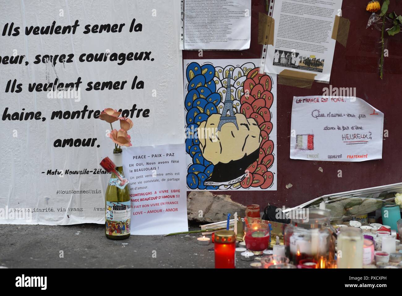 November 22, 2015 - Paris, France: People pay tribute to the victims of the November 13 terror attacks with candles, drawings, street arts, and pictures of the dead with impromptu memorial near the the Carillon bar and the Petit Cambodge restaurant.  Memorial improvise aux victimes du 13 novembre 2015 pres du bar Le Carillon et du restaurant Le Petit Cambdoge. *** FRANCE OUT / NO SALES TO FRENCH MEDIA *** Stock Photo