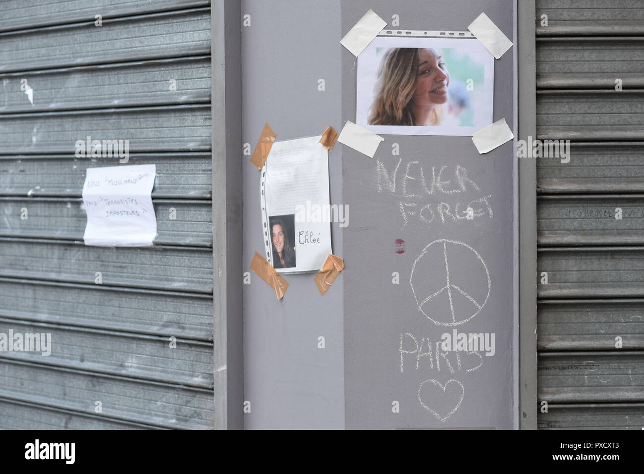 November 22, 2015 - Paris, France: People pay tribute to the victims of the November 13 terror attacks with candles, drawings, street arts, and pictures of the dead with impromptu memorial near the Petit Cambodge restaurant. Des photos des victimes des attaques terroristes du 13 novembre 2015 sont posees au milieu de fleurs le long d'un memorial improvise pres du restaurant le Petit Cambdoge. *** FRANCE OUT / NO SALES TO FRENCH MEDIA *** Stock Photo