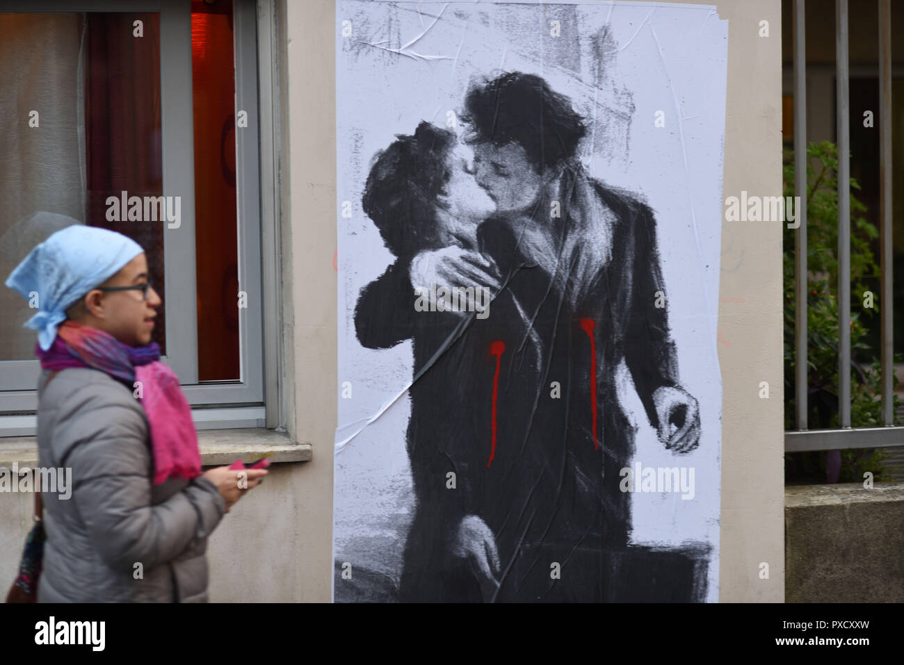 November 22, 2015 - Paris, France: People pay tribute to the victims of the November 13 terror attacks with candles, drawings, street arts, and pictures of the dead with impromptu memorial near the the Carillon bar and the Petit Cambodge restaurant.  Memorial improvise aux victimes du 13 novembre 2015 pres du bar Le Carillon et du restaurant Le Petit Cambdoge. *** FRANCE OUT / NO SALES TO FRENCH MEDIA *** Stock Photo