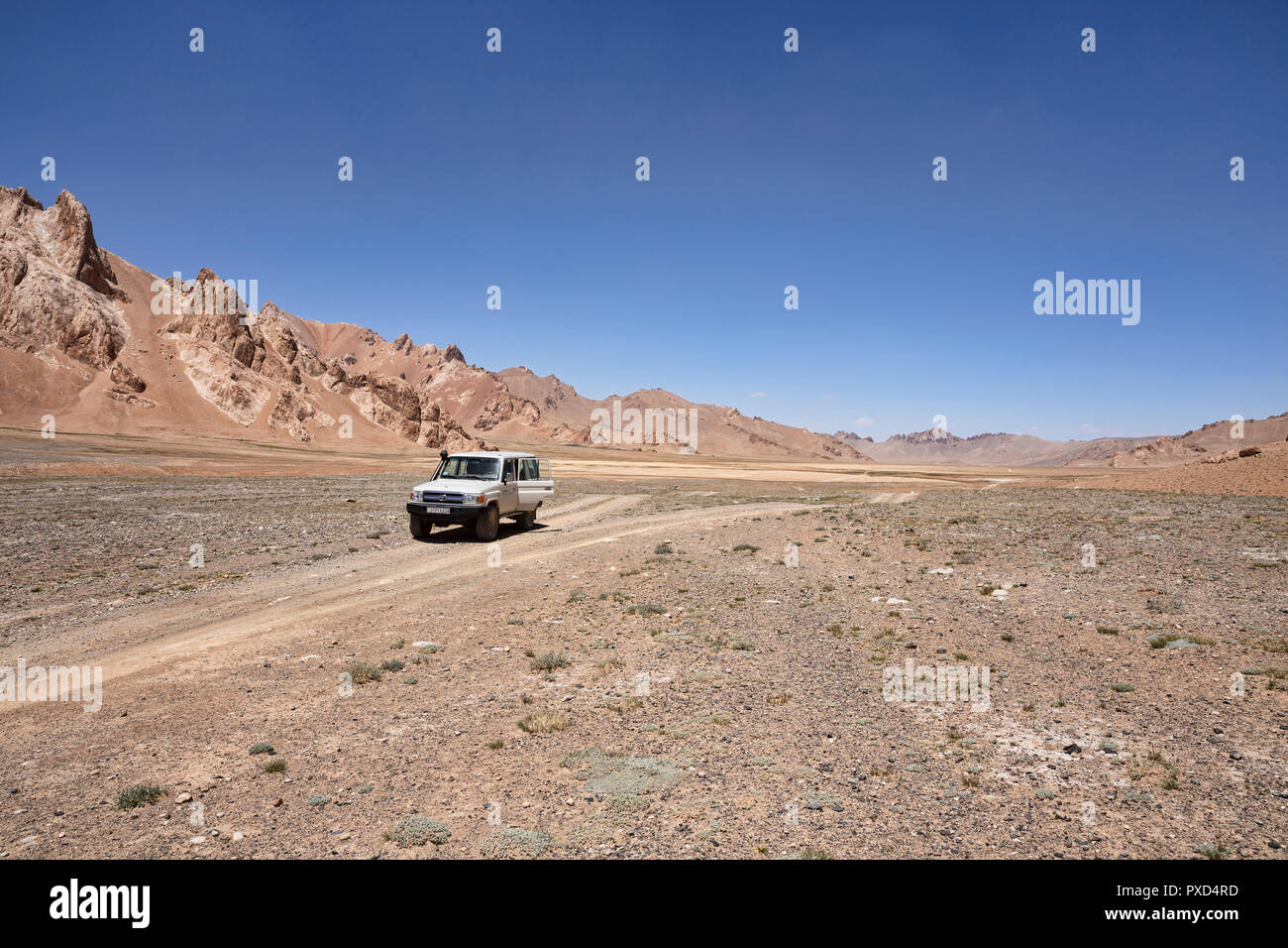 Landcruiser in a remote valley east of Murghab, Murghab District, Pamir Mountains, Gorno Badakhshan Autonomous Region, Tajikistan Stock Photo