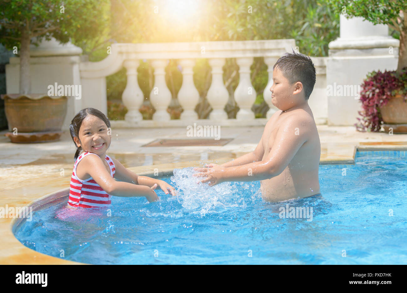 С сестрами в бассейне. Младшая сестра в бассейне. Девочки сестры в бассейне. Девочки сестры в бассейне. Сестрички бассейн.