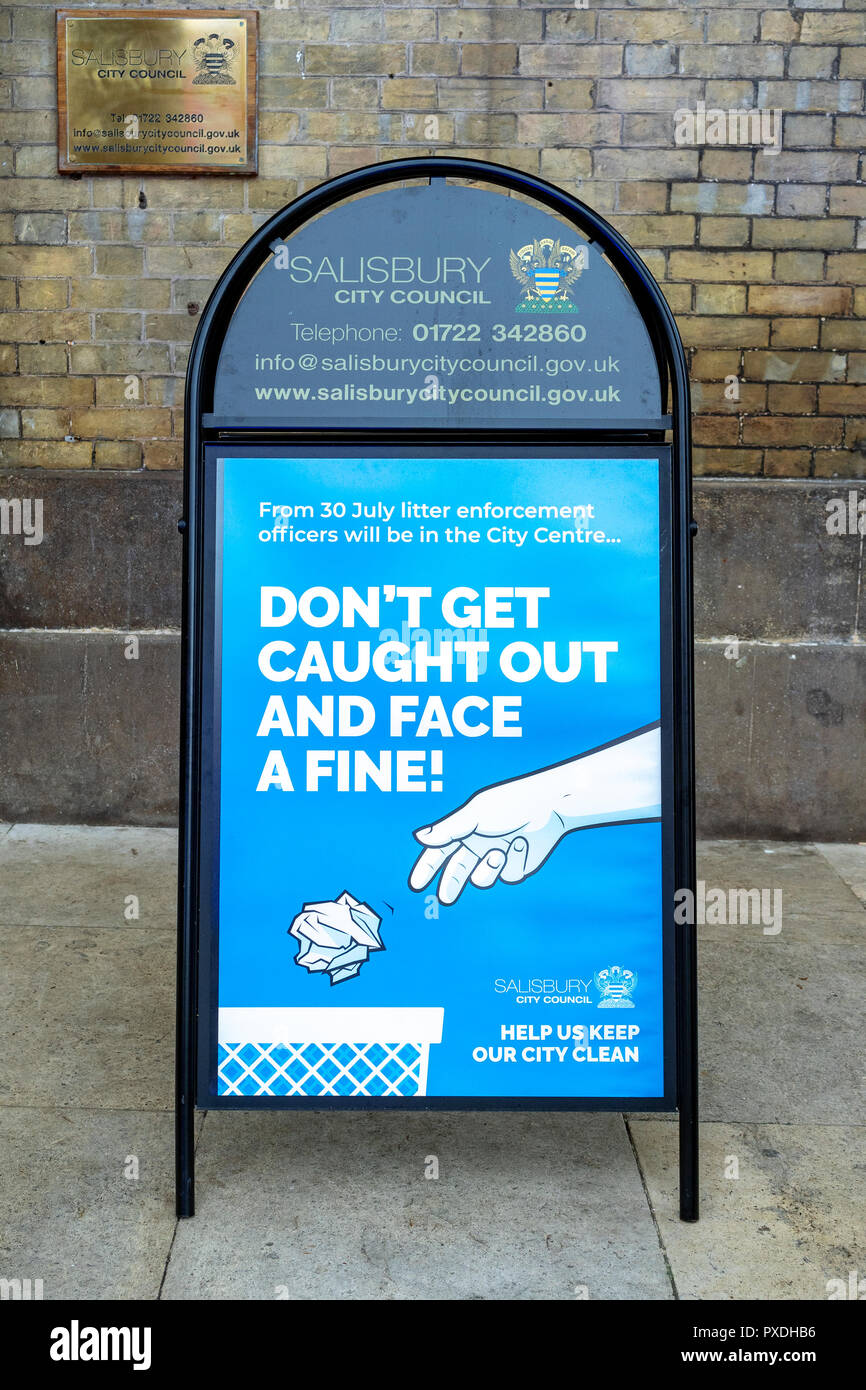Sign warning of fines imposed for dropping litter in the street Stock Photo