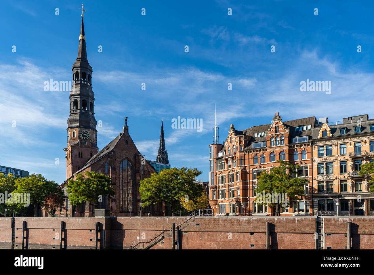 View from the „Neuer Wandrahm“ (Speicherstadt) via the customs canal to the main church St. Katharinen (Streets: Katharinenkirchhof, Zippelhaus). Stock Photo