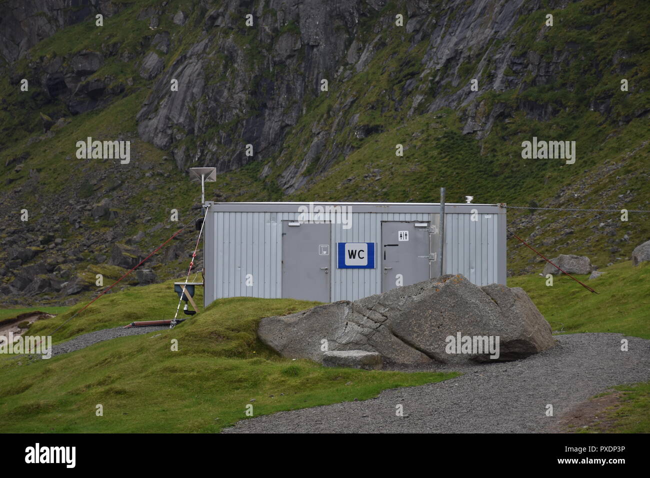 Norwegen, Lofoten, Uttakleiv, WC, Klohäuschen, Parkplatz, gebührenpflichtig, Hütte, Holzhütte, Parkschein, Parkscheinautomat, Container, Klo, Toilette Stock Photo
