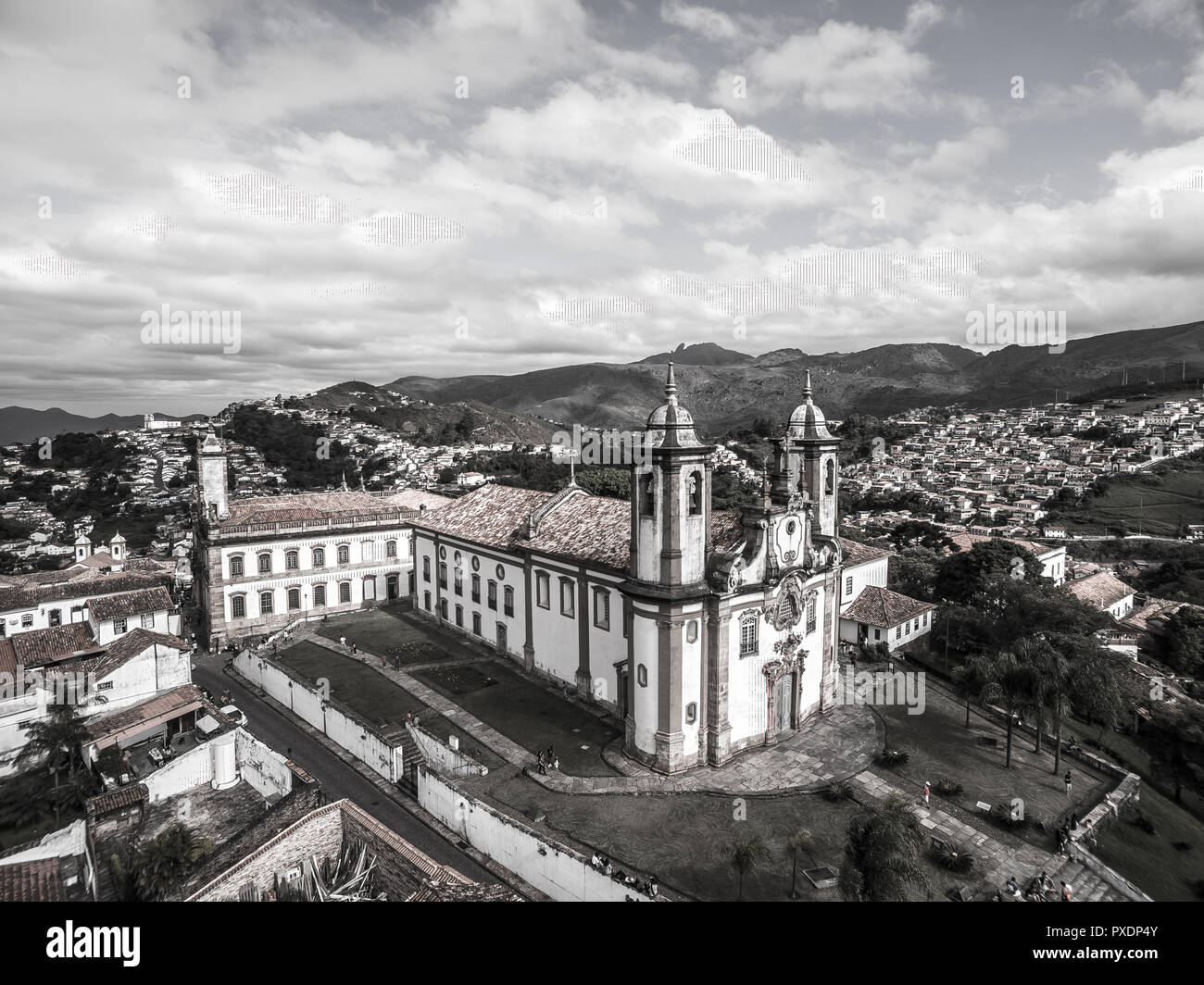 Vista aérea de Igreja Nossa Senhora do Carmo centro Histórico da cidade de Ouro Preto, MG. Mais ao fundo o Museu da Inconfidência Mineira Stock Photo