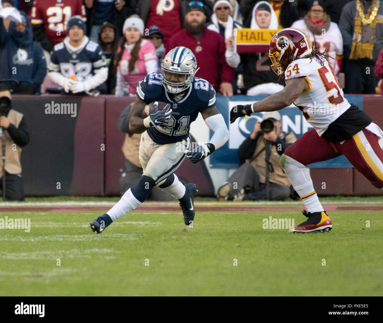 The Play. 21st Oct, 2018. Dallas Cowboys running back Ezekiel Elliott (21) carries the ball in the second quarter against the Washington Redskins at FedEx Field in Landover, Maryland on Sunday, October 21, 2018. Washington Redskins linebacker Mason Foster (54) pursues on the play. Credit: Ron Sachs/CNP | usage worldwide Credit: dpa/Alamy Live News Stock Photo