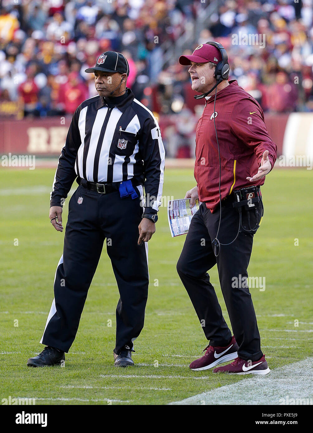 Landover, MD, USA. 21st Oct, 2018. A referee breaks up a fight during a NFL  football game between the Washington Redskins and the Dallas Cowboys at  FedEx Field in Landover, MD. Justin Cooper/CSM/Alamy Live News Stock Photo  - Alamy