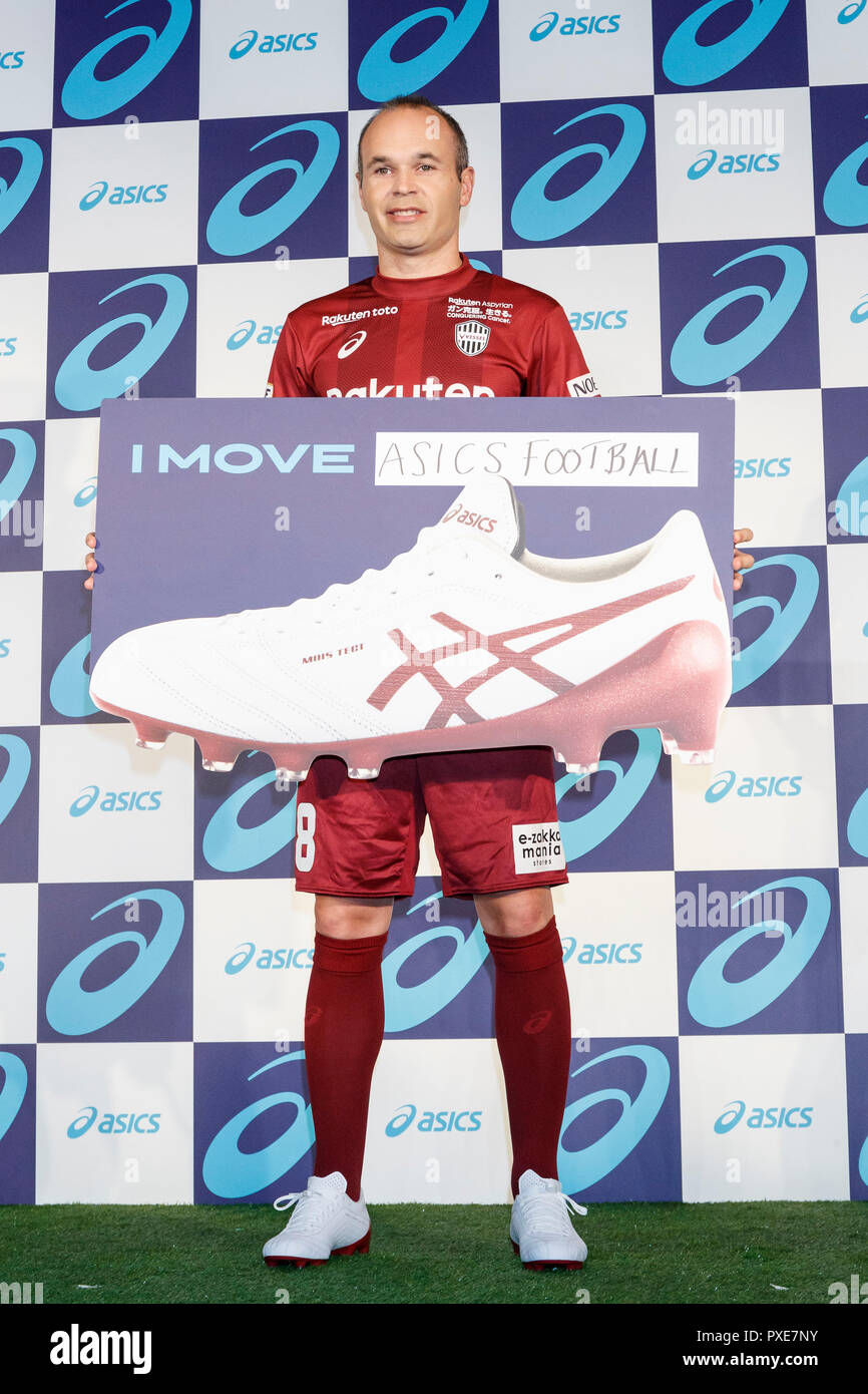 Andres Iniesta of Vissel Kobe poses for the cameras during a news  conference on October 22, 2018, Tokyo, Japan. The former Barcelona and  Spain superstar signed a sponsorship agreement with the Japanese