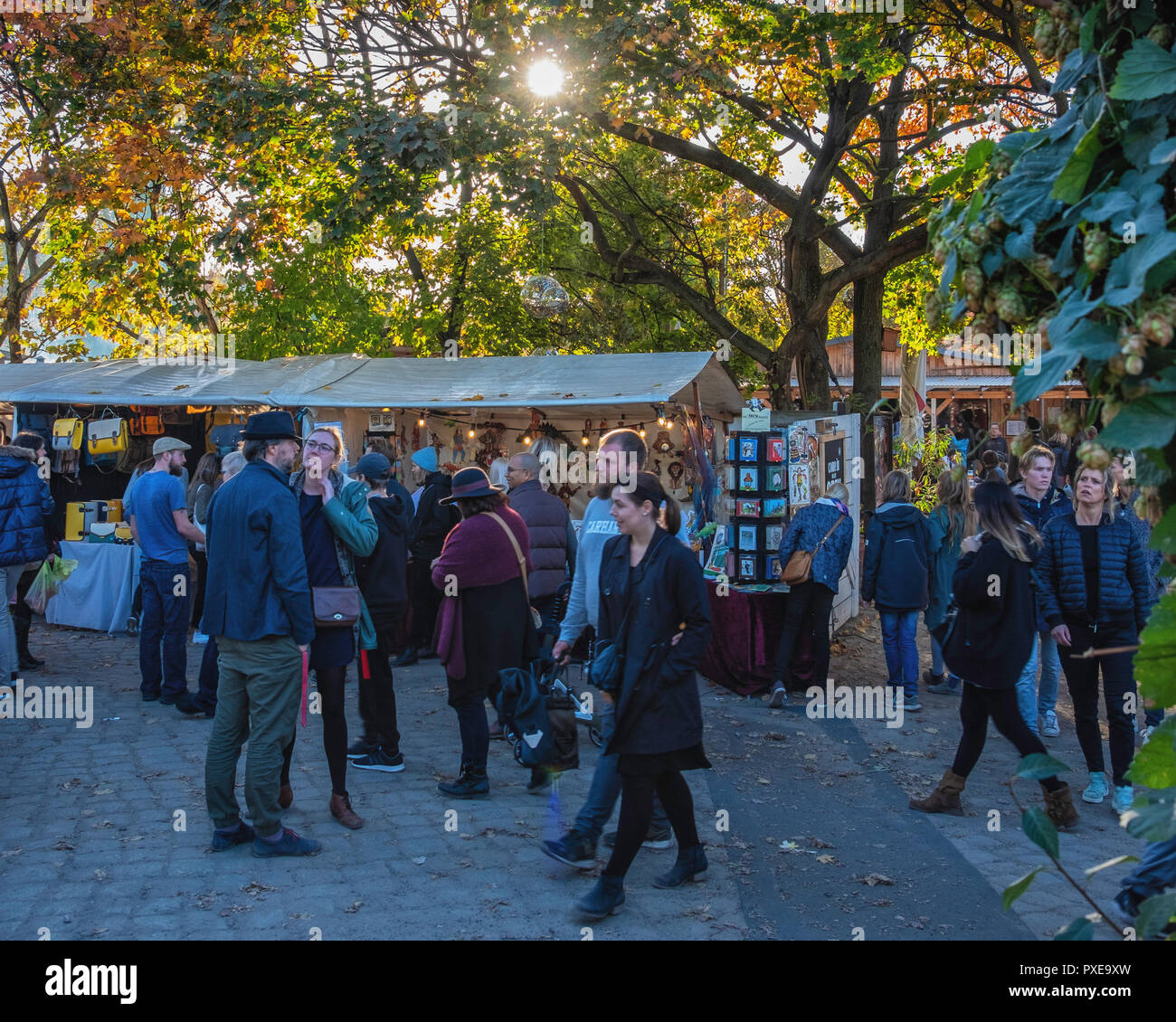 Berlin, Germany. 21st October 2018. The popular  Mauerpark park was crowded as Berliners & tourists enjoy  the last of the warm autumn weather. People enjoy the stalls at the flea market. credit: Eden Breitz/Alamy Live News Stock Photo